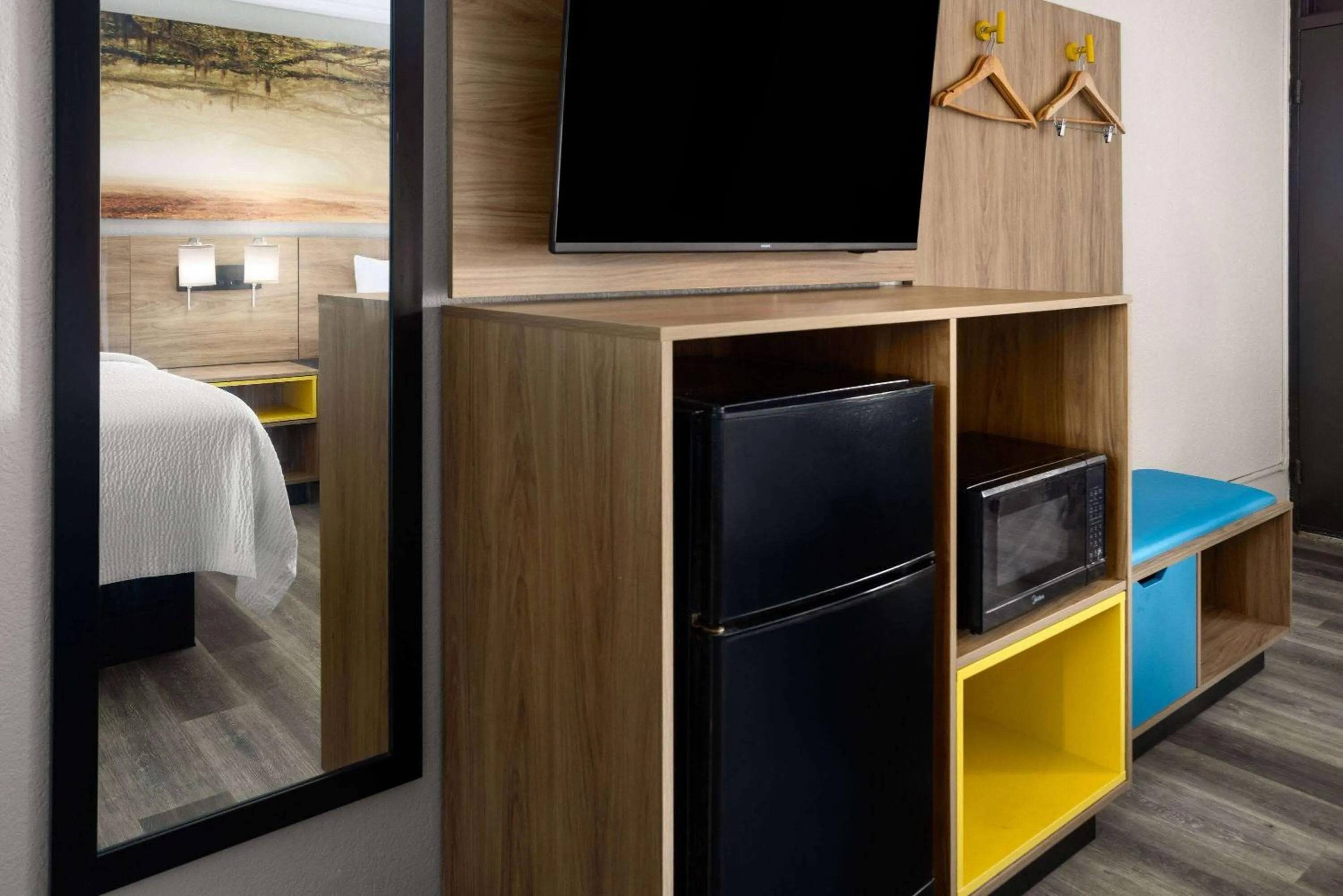 Toilet, Bed in Days Inn by Wyndham Hinesville Near Fort Stewart, Newly Renovated, Free Hot Breakfast, Restaurant and Bar