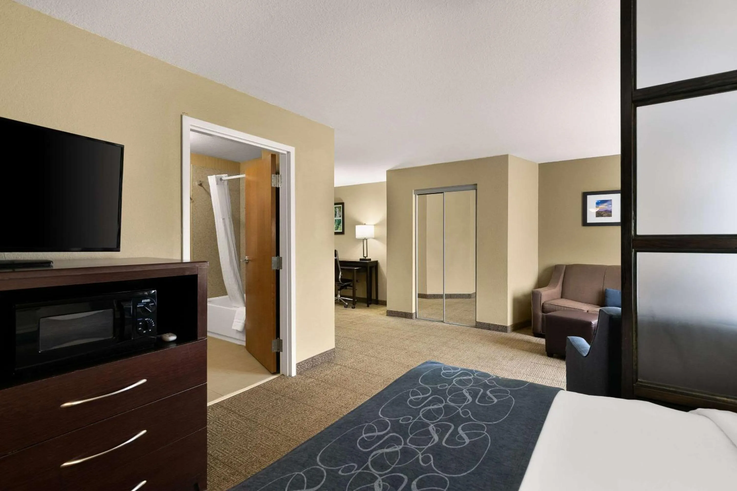 Bedroom, Bed in Comfort Suites Commerce