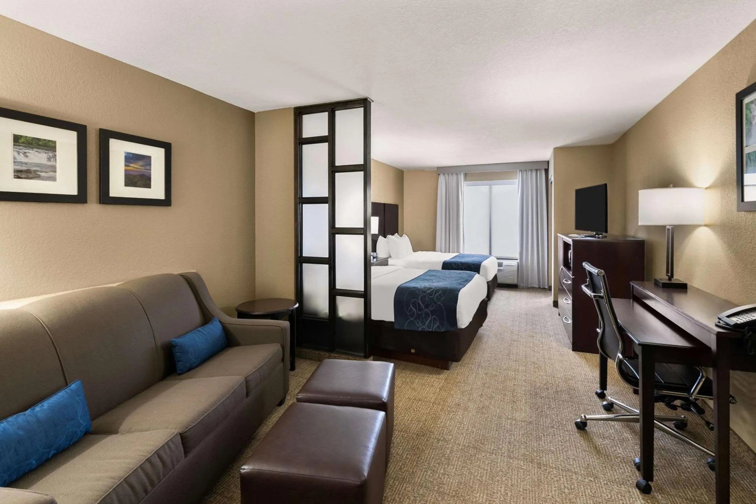 Bedroom, Bed in Comfort Suites Commerce