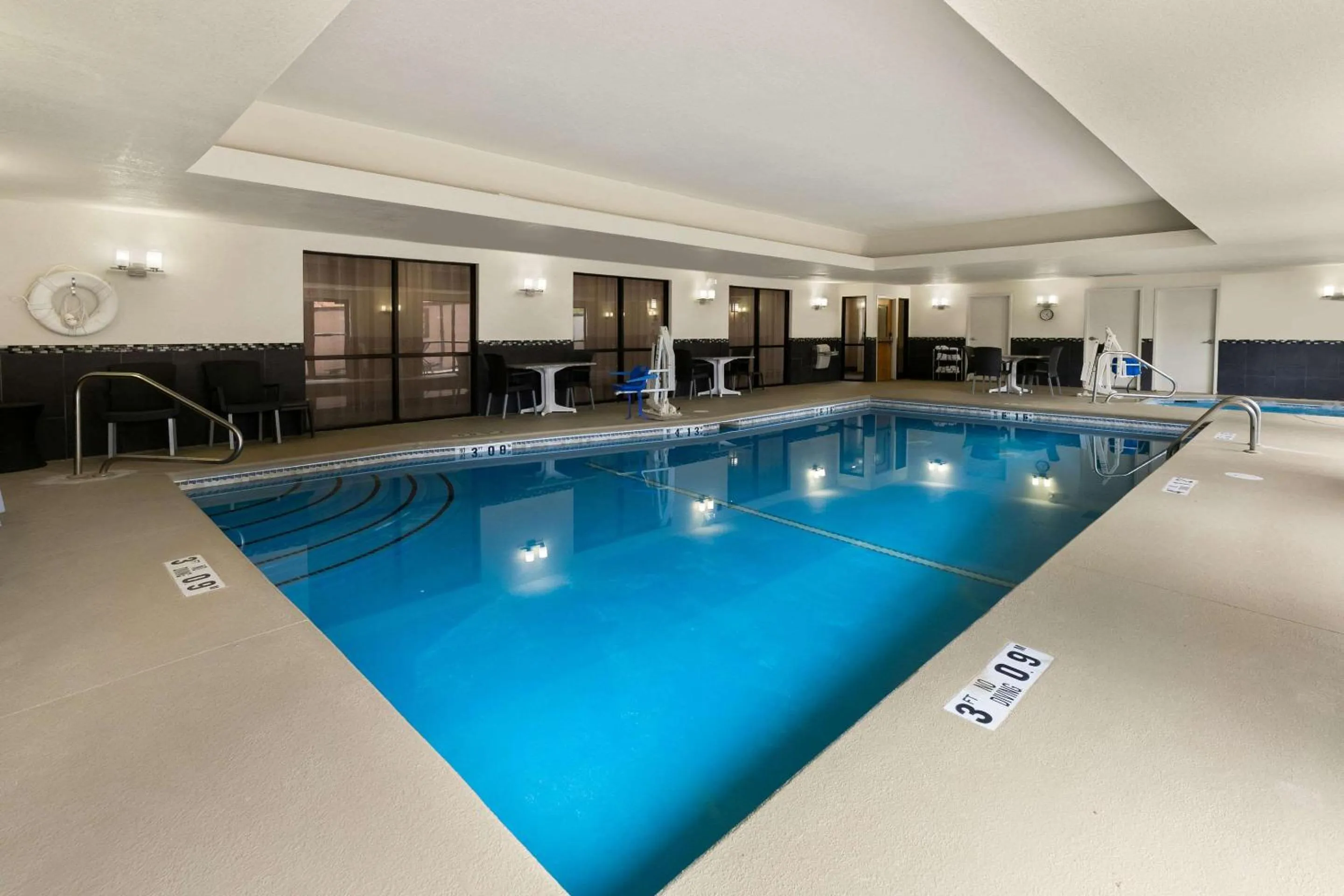 Swimming pool in Comfort Suites Commerce