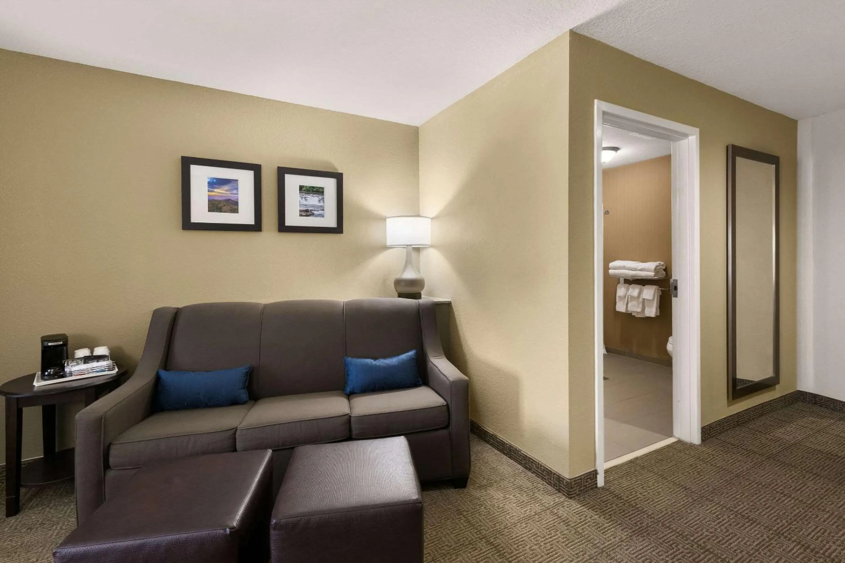 Bedroom in Comfort Suites Commerce