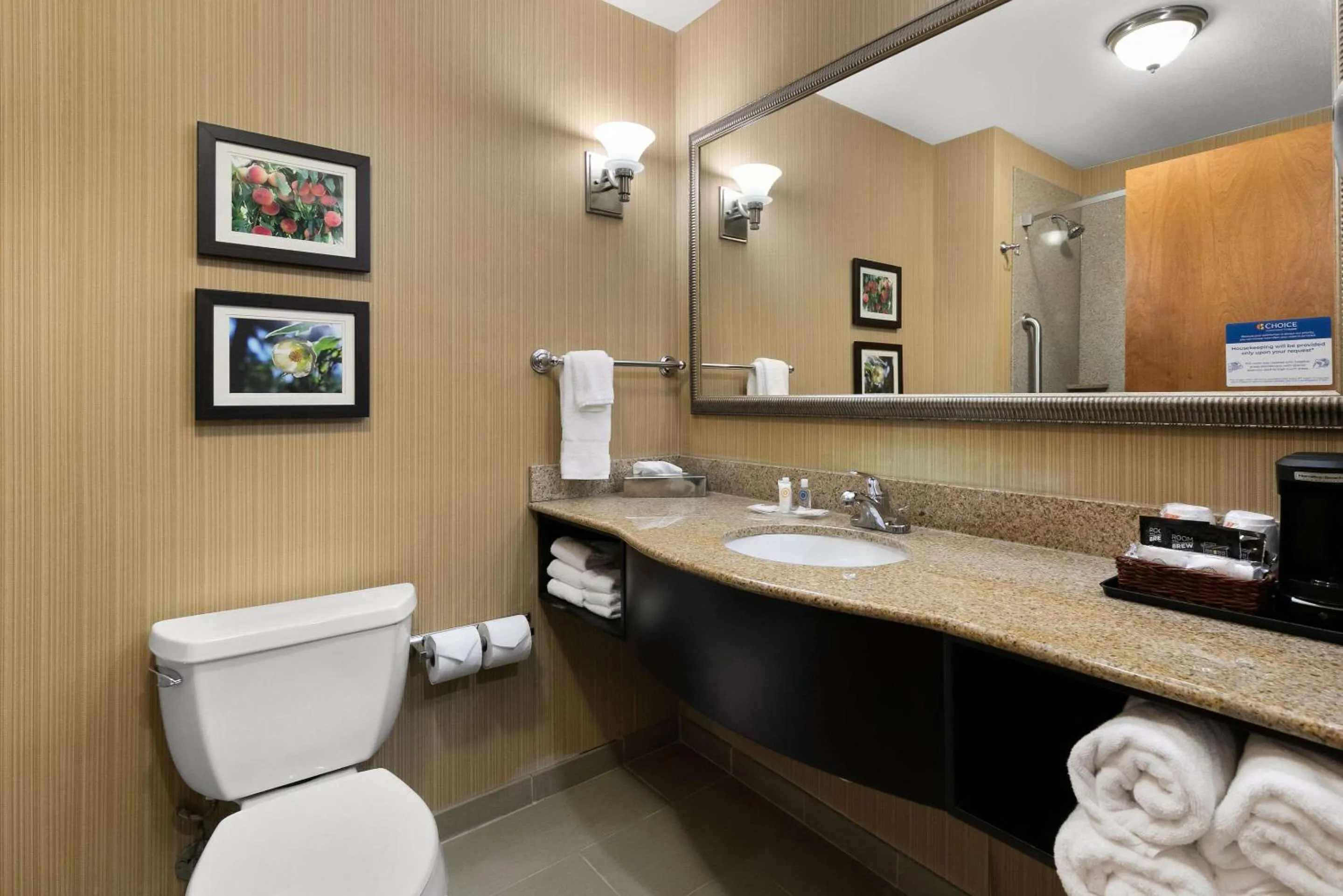 Bedroom in Comfort Suites Commerce