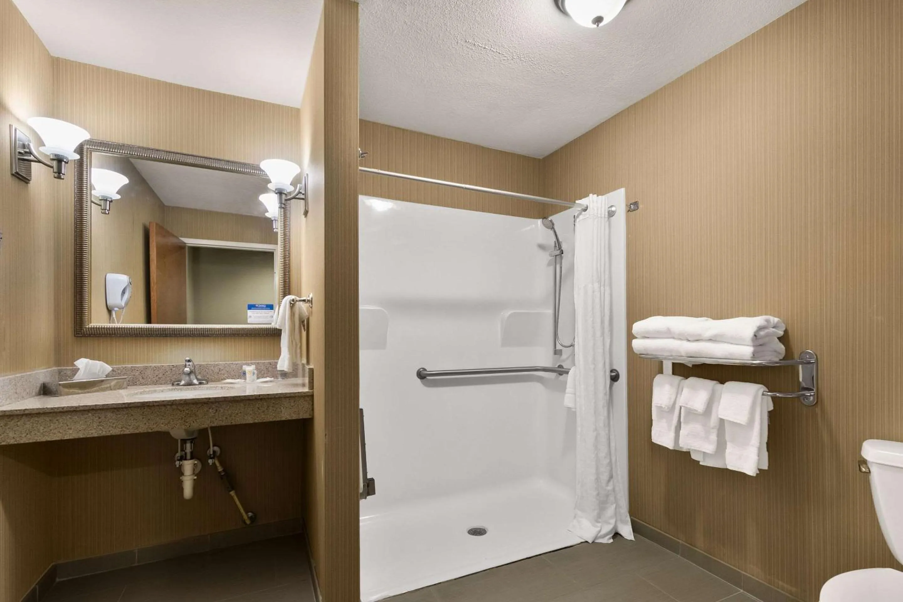 Bedroom in Comfort Suites Commerce