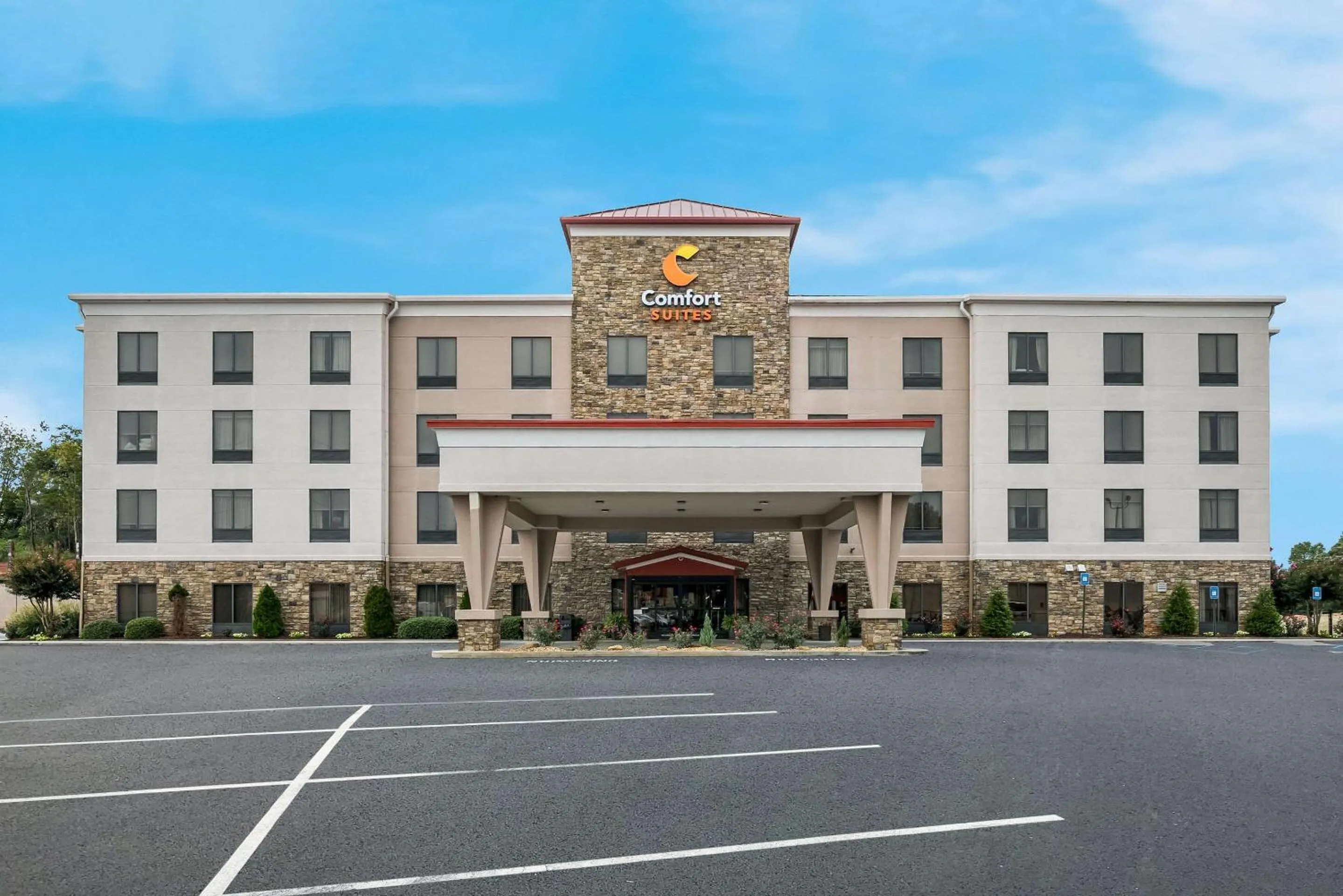 Property building in Comfort Suites Commerce