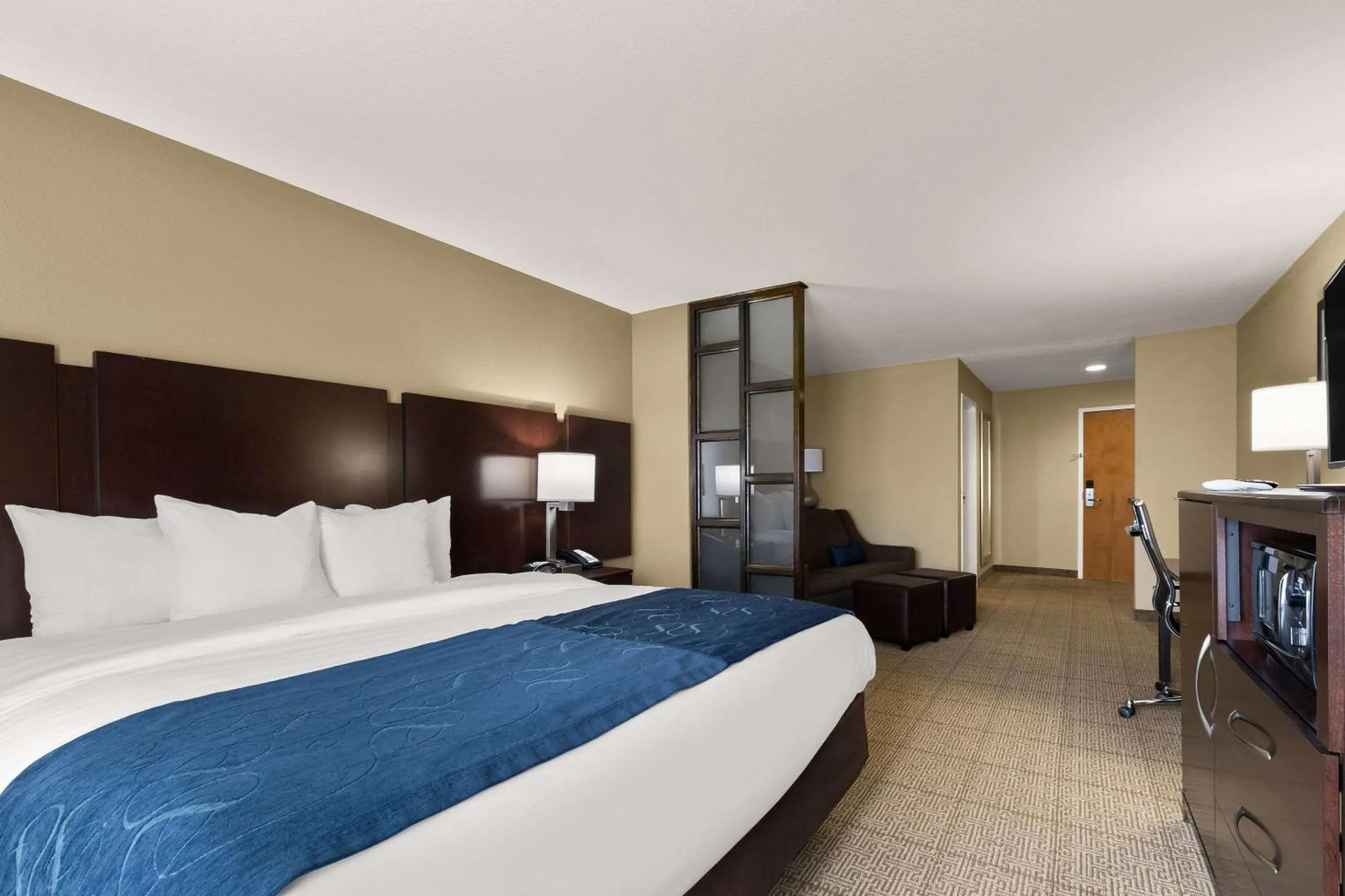 Bedroom, Bed in Comfort Suites Commerce