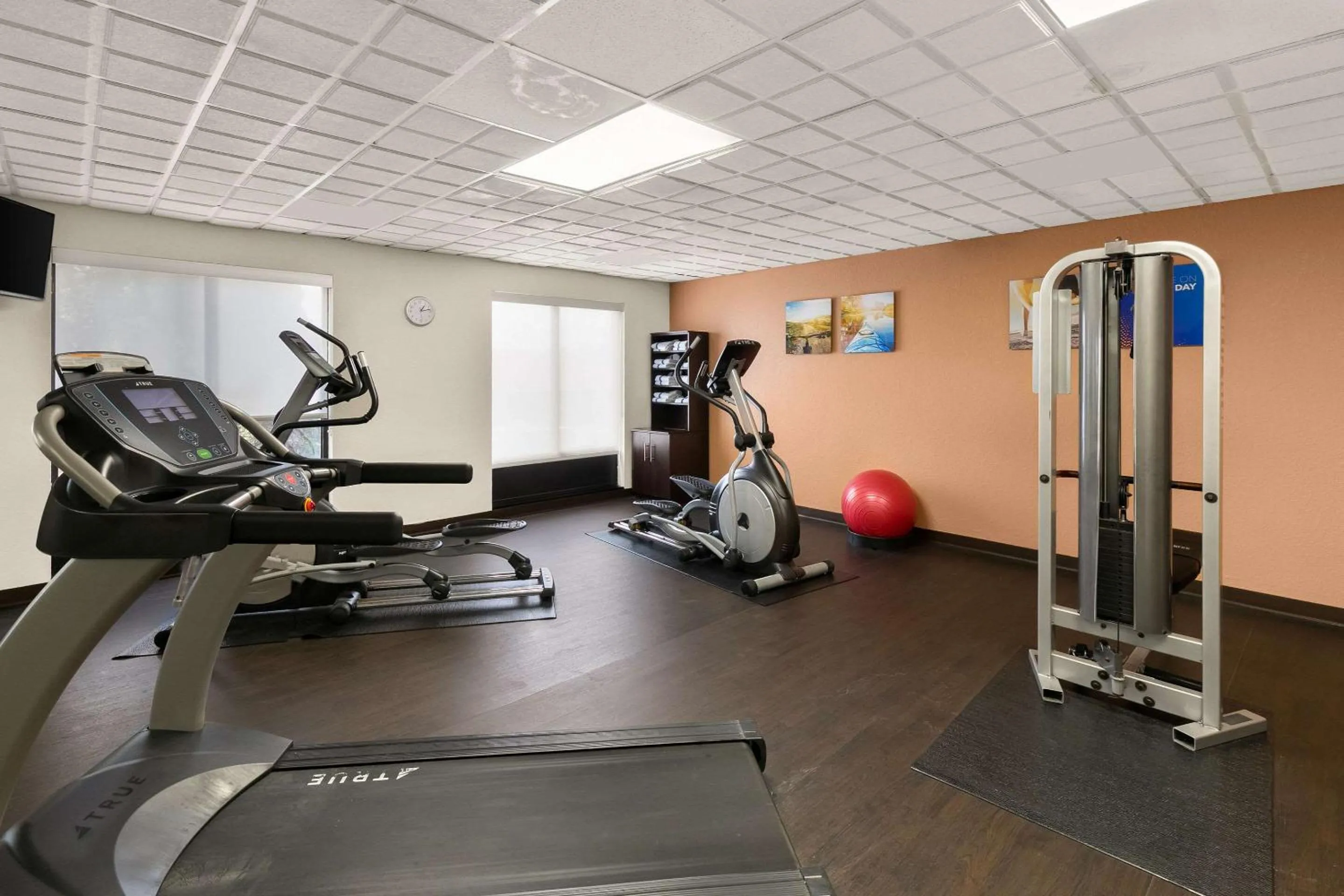 Fitness centre/facilities in Comfort Suites Commerce