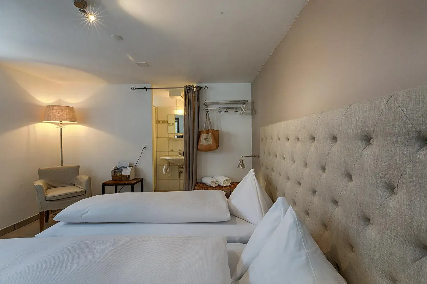 Budget Single Room - single occupancy in Romantik Hotel Bären Dürrenroth Budget Single Room - single occupancy in Romantik Hotel Bären Dürrenroth