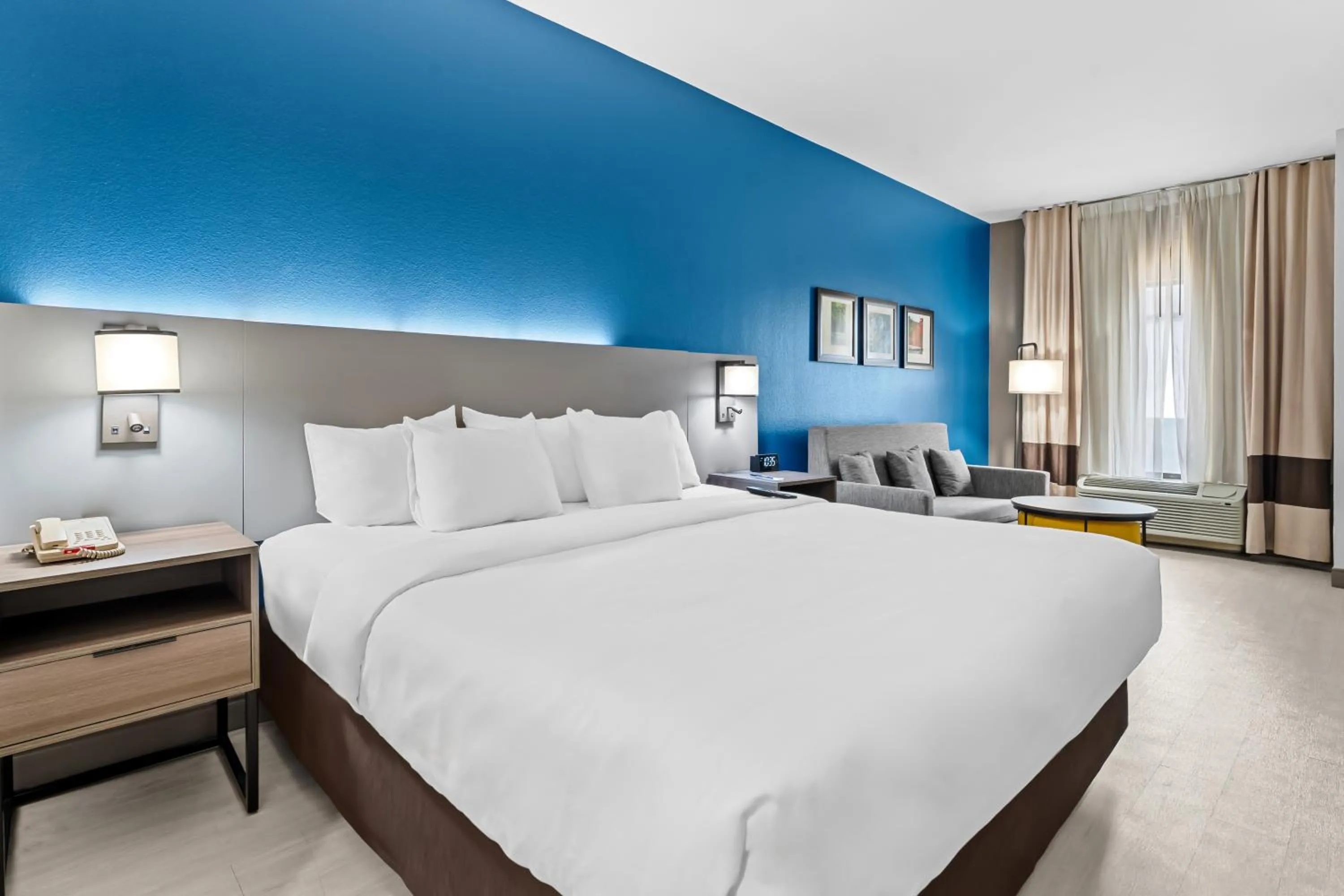 Bed in Comfort Inn & Suites Perry National Fairgrounds Area