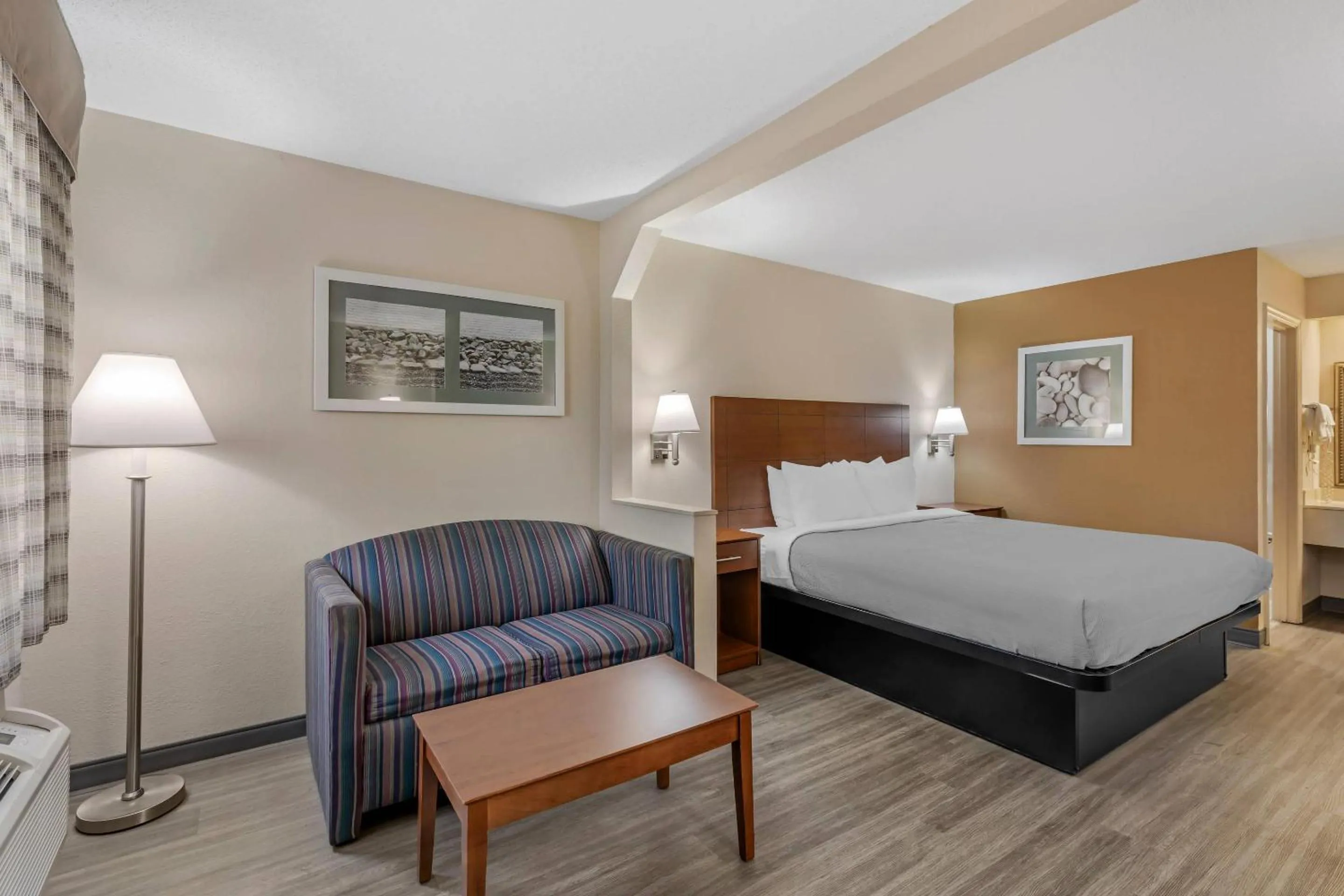 Bedroom, Bed in Quality Inn & Suites Stockbridge Atlanta South I-75