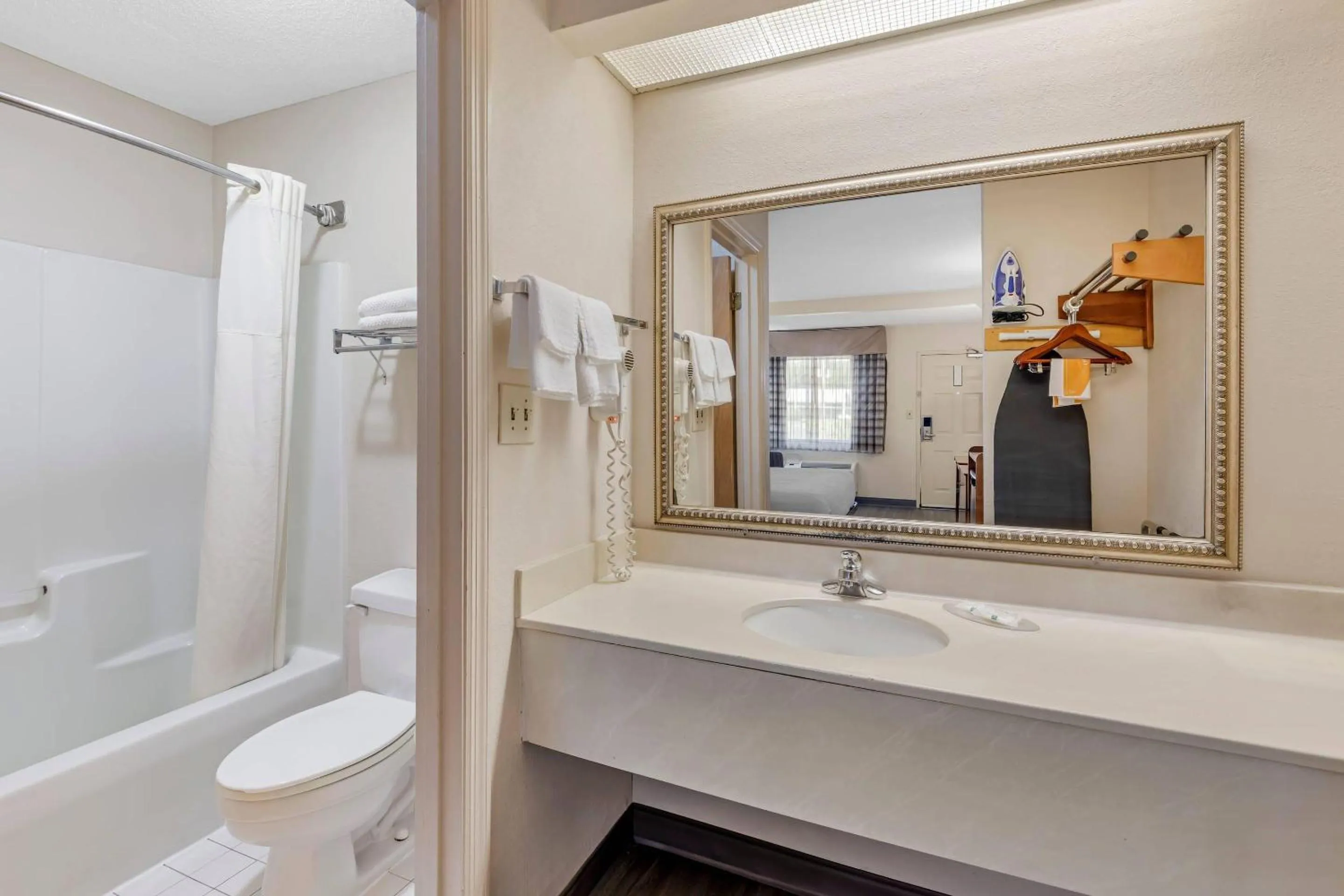 Bedroom in Quality Inn & Suites Stockbridge Atlanta South I-75