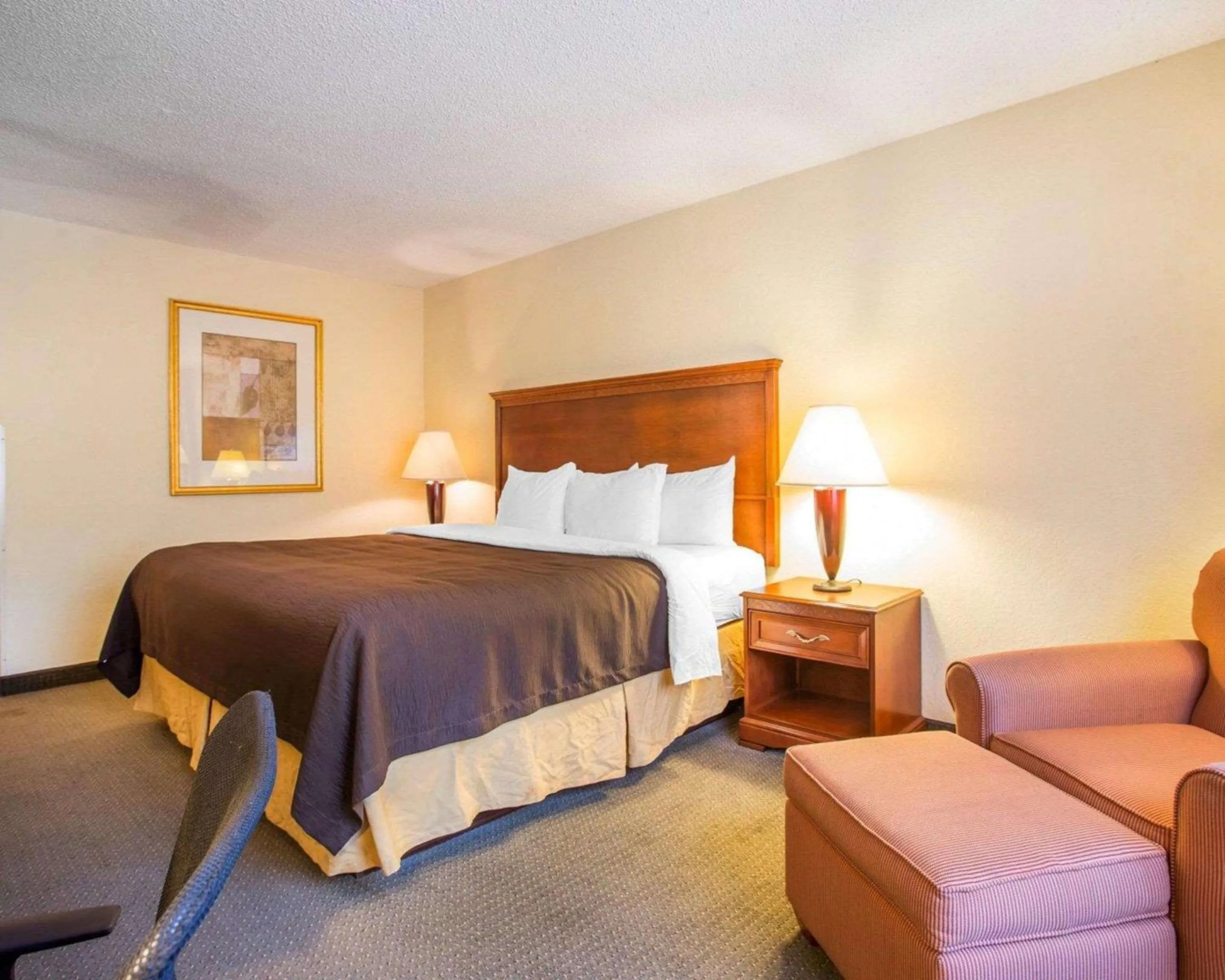 Photo of the whole room, Bed in Budgetel Inn & Suites Atlanta