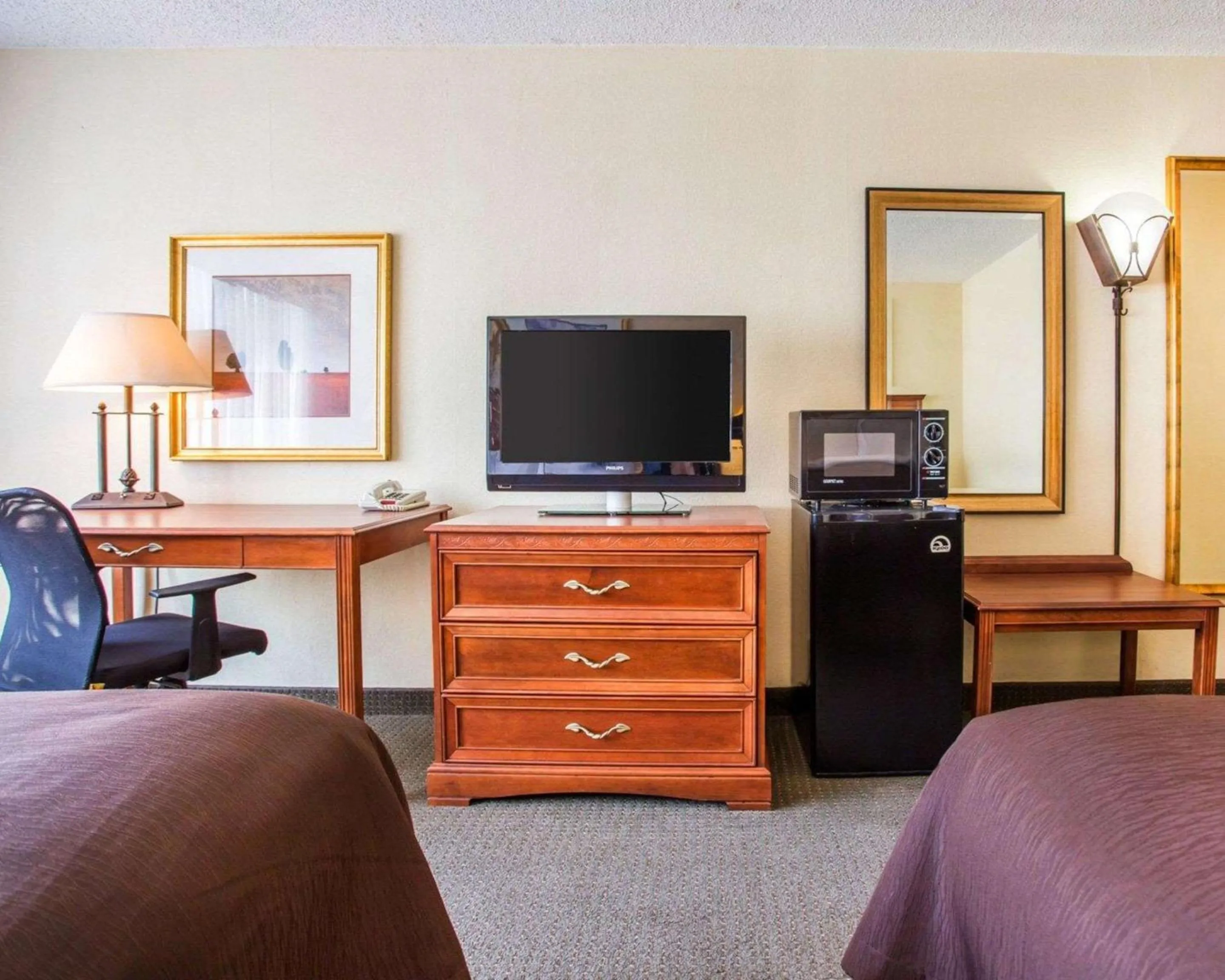 Photo of the whole room, Bed in Budgetel Inn & Suites Atlanta