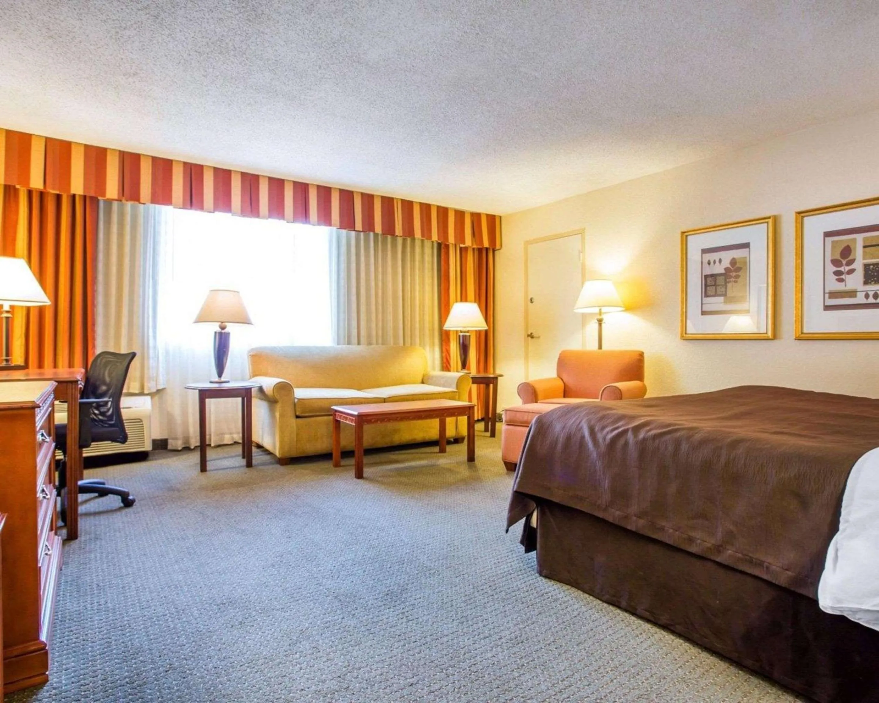 Photo of the whole room, Bed in Budgetel Inn & Suites Atlanta