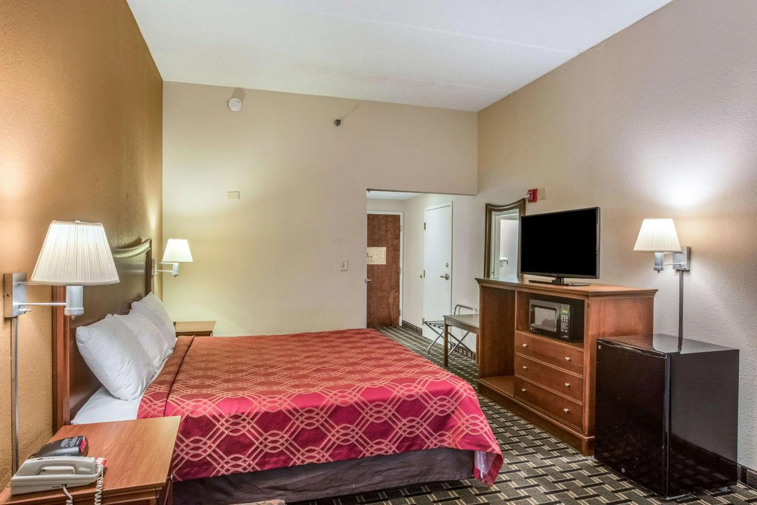 Bedroom, Bed in Econo Lodge Inn & Suites Marietta near Dobbins ARB