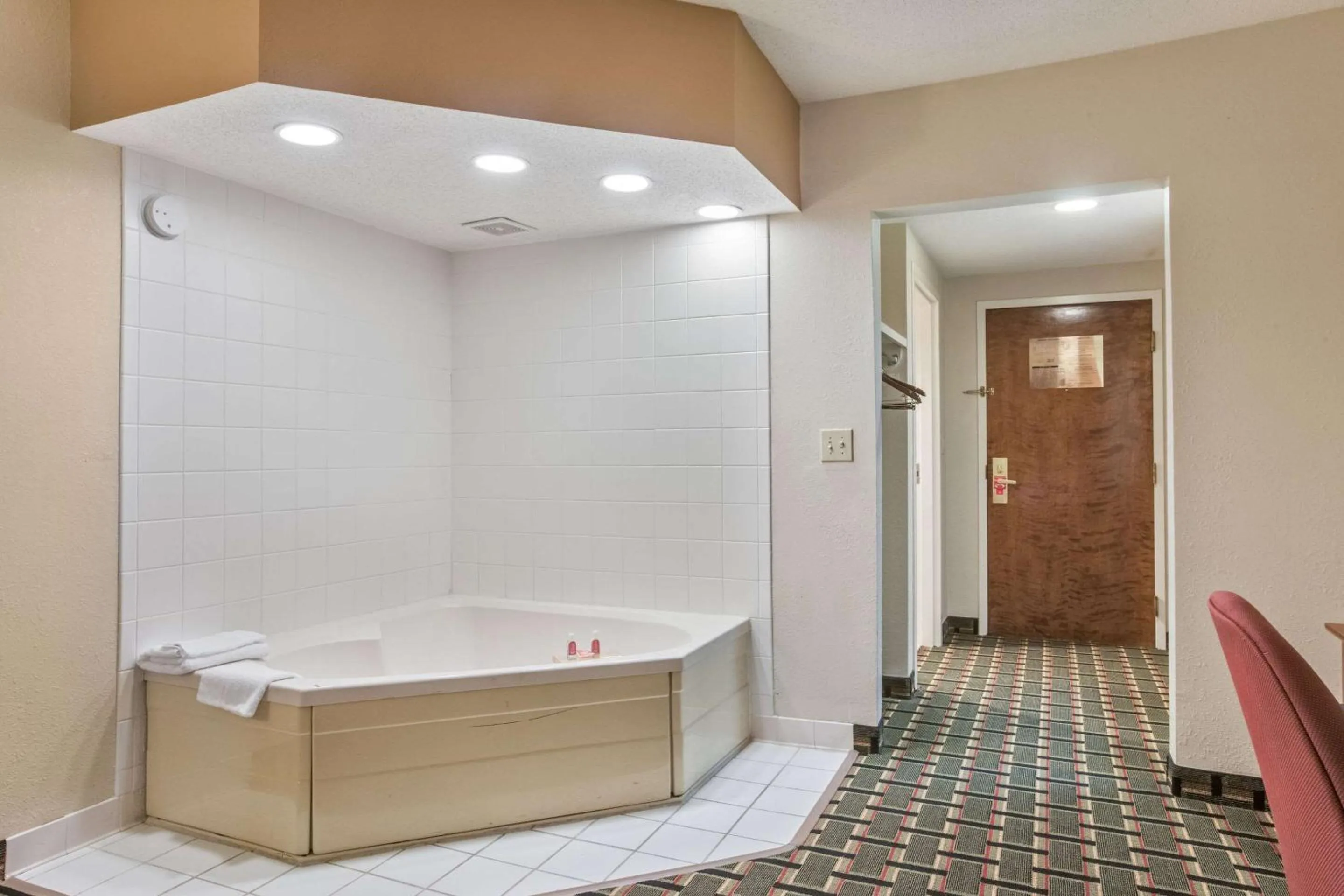 Bedroom in Econo Lodge Inn & Suites Marietta near Dobbins ARB