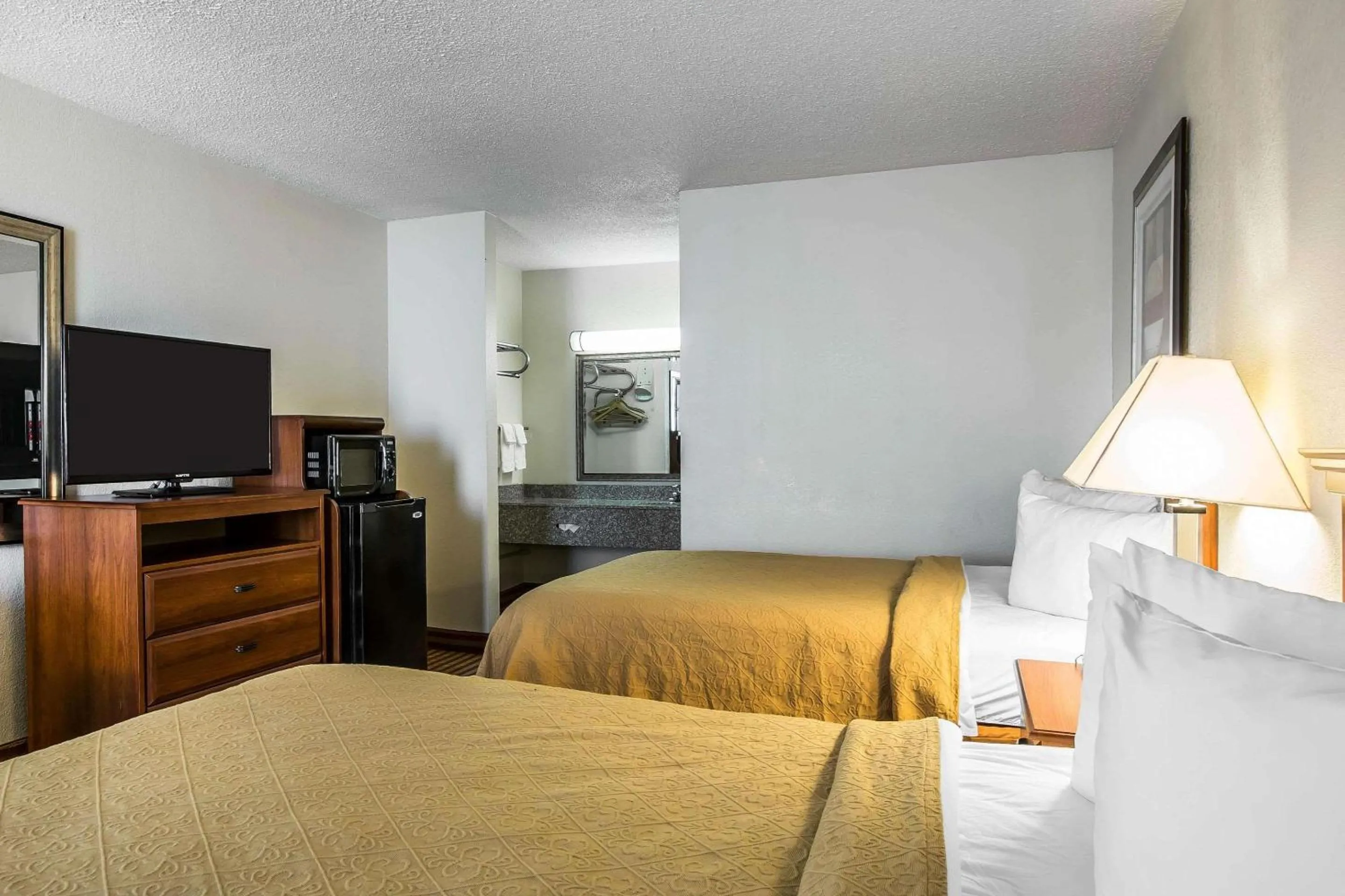 Photo of the whole room, Bed in Quality Inn Madison