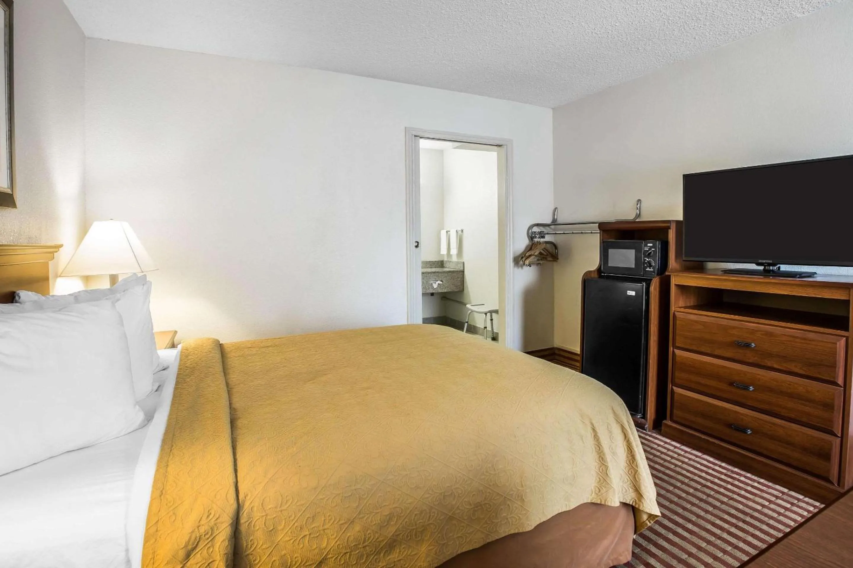 Photo of the whole room, Bed in Quality Inn Madison