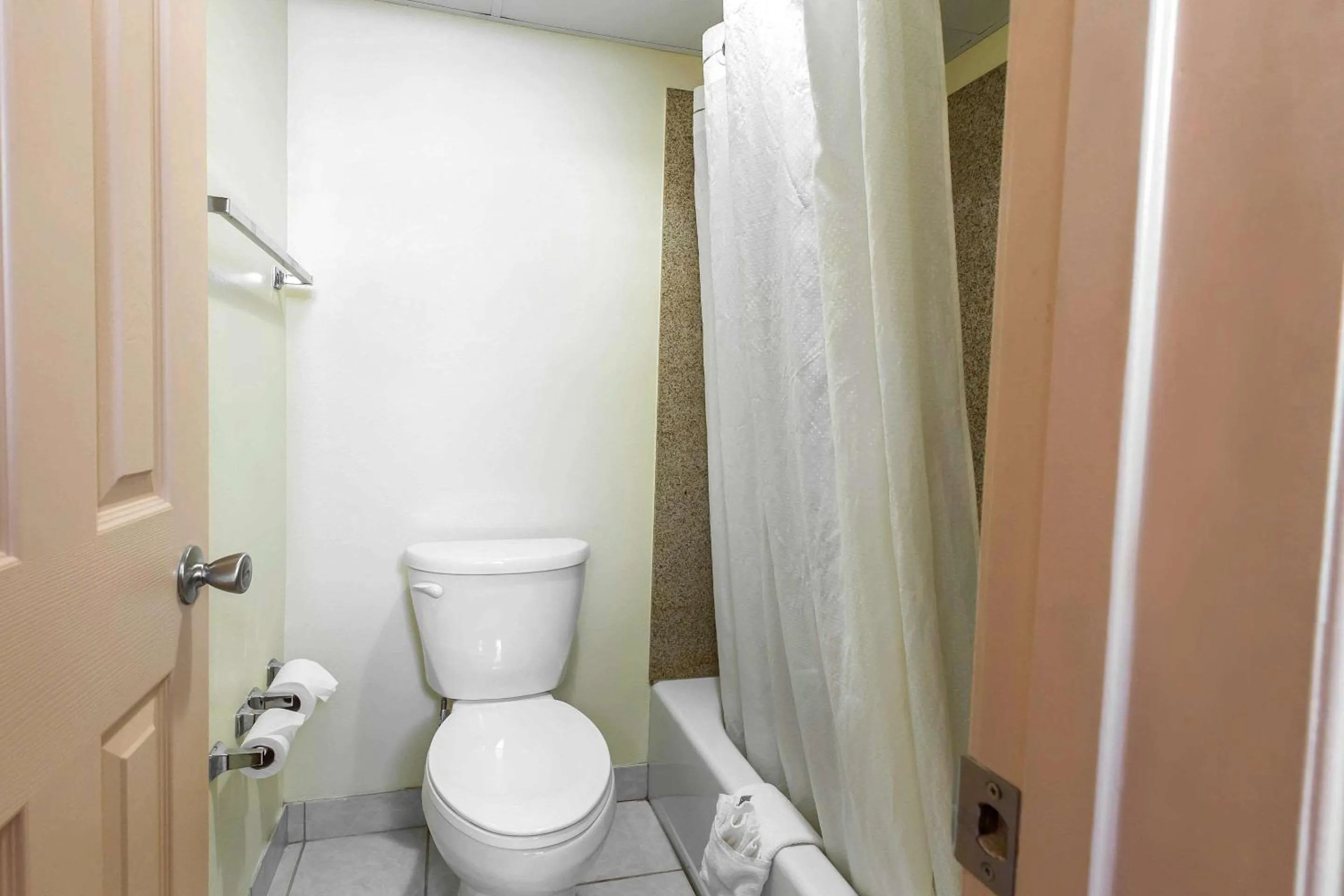 Bathroom in Econo Lodge At Six Flags