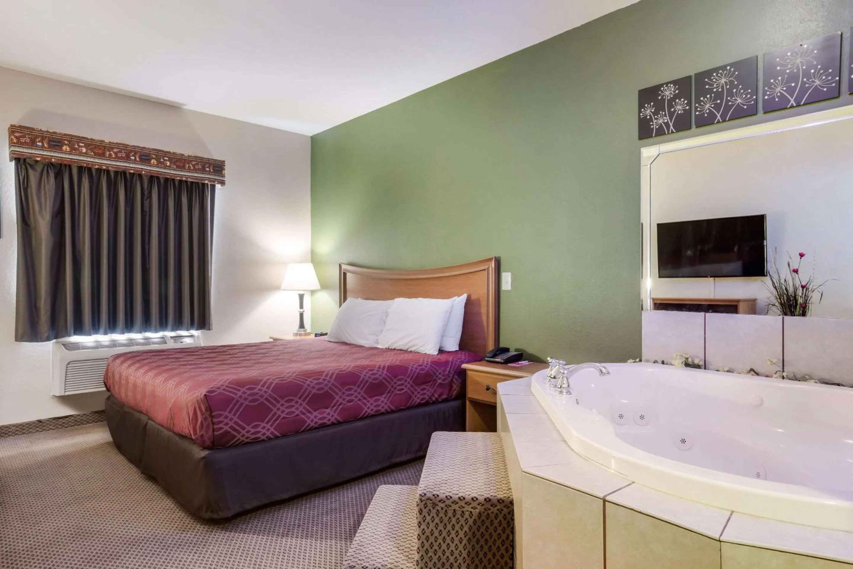 Photo of the whole room, Bed in Econo Lodge Inn & Suites