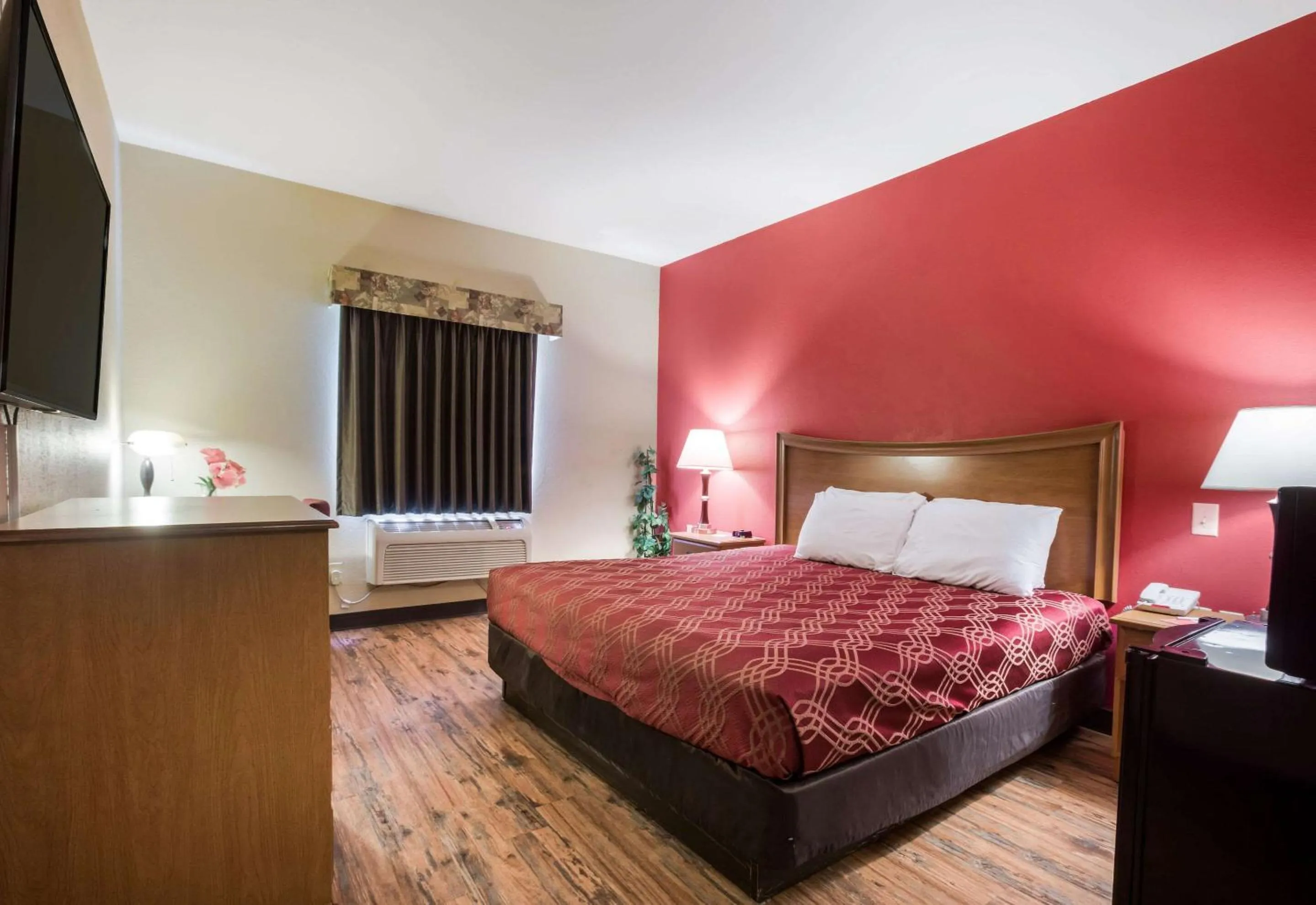 Photo of the whole room, Bed in Econo Lodge Inn & Suites