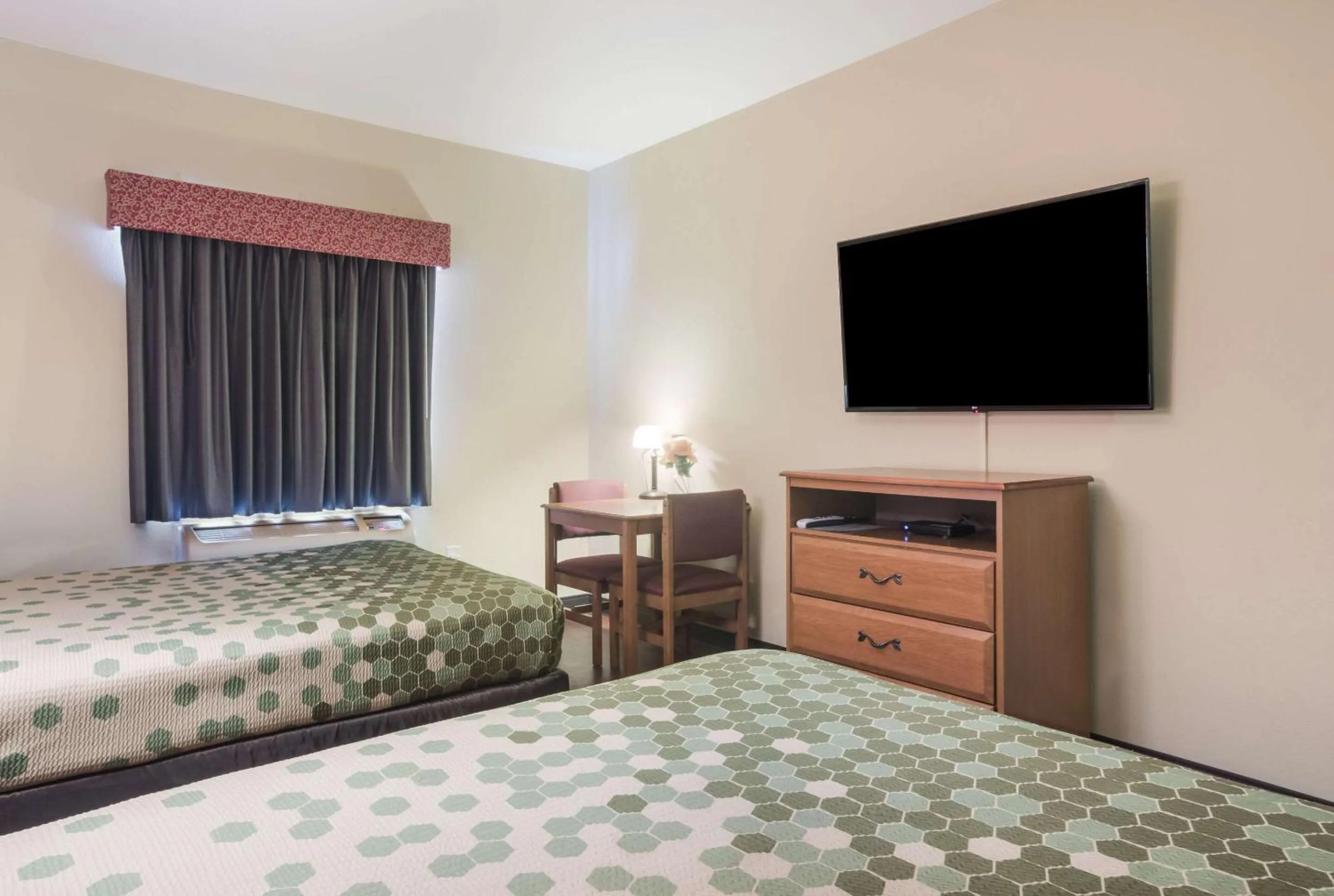 Photo of the whole room, Bed in Econo Lodge Inn & Suites