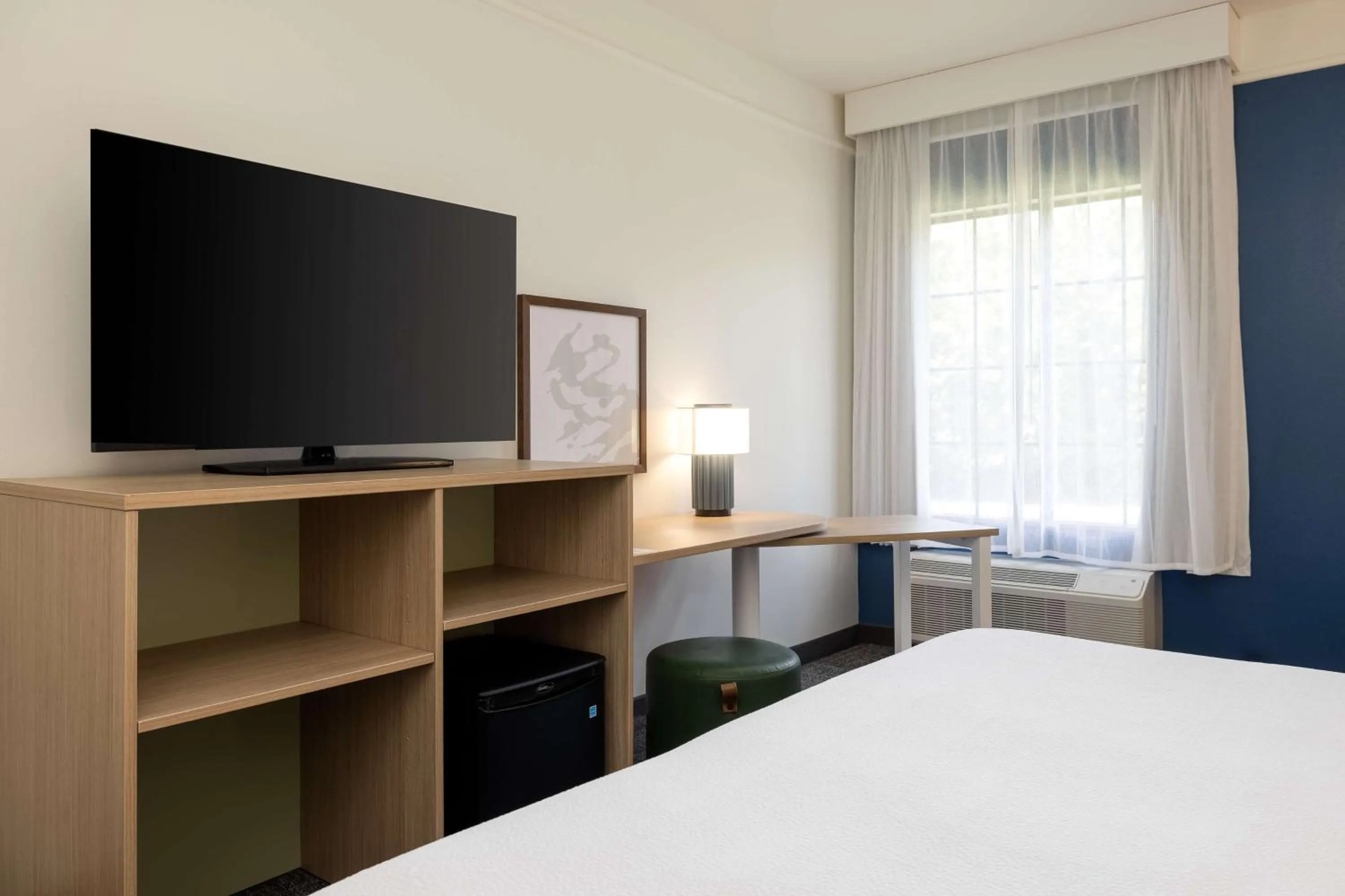 Bedroom, Bed in Spark by Hilton Savannah Airport