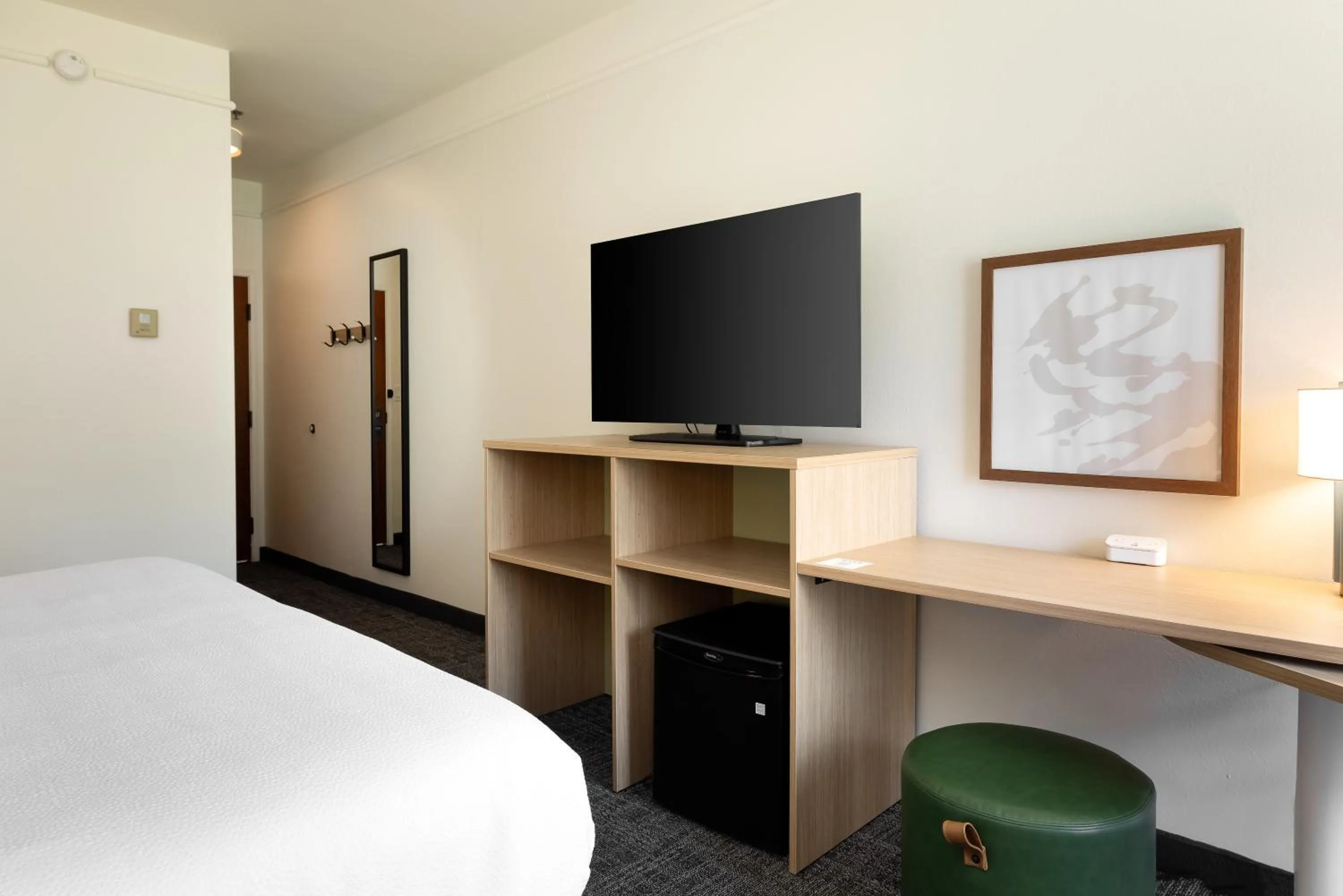 Bedroom, Bed in Spark by Hilton Savannah Airport