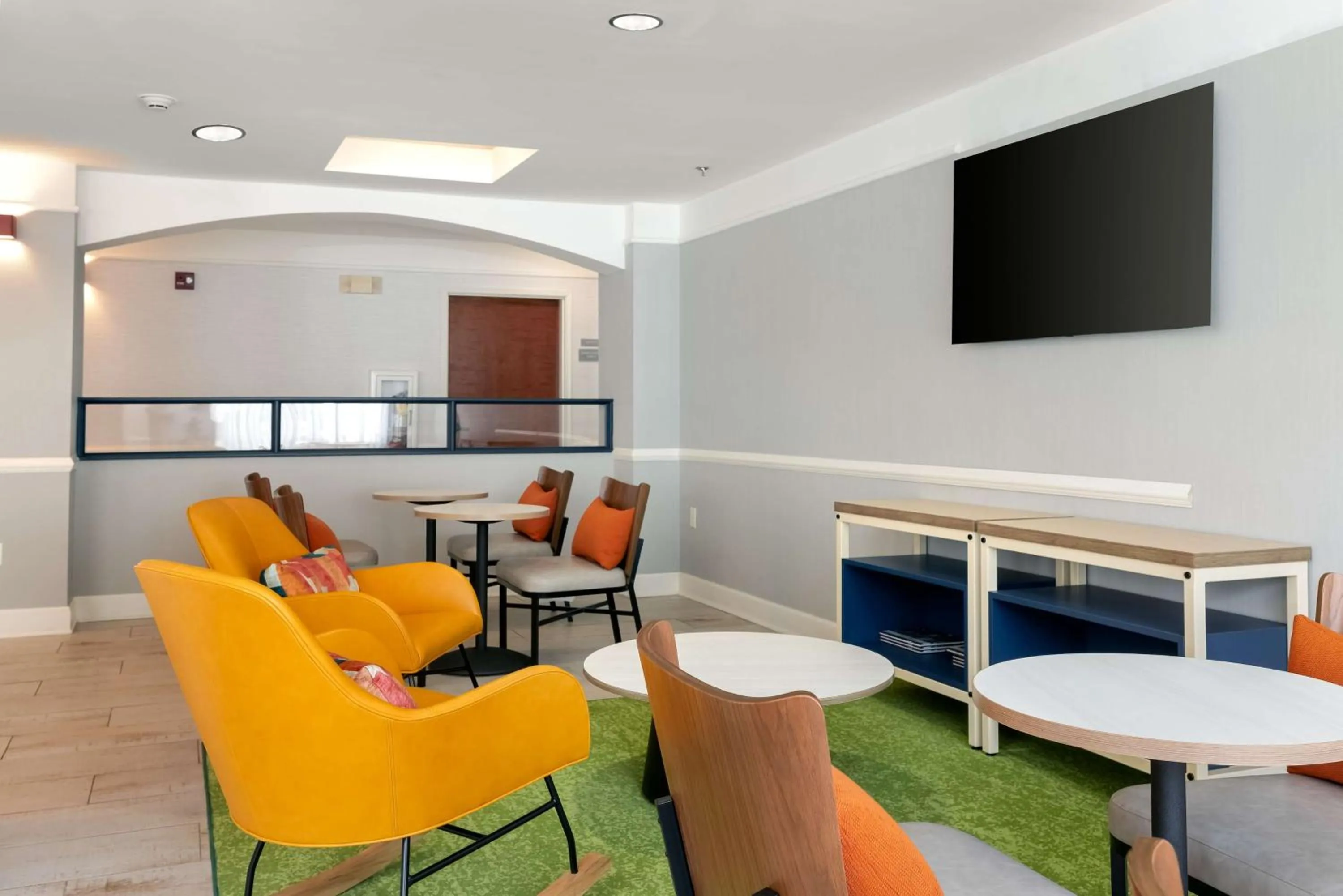 Lobby or reception in Spark by Hilton Savannah Airport