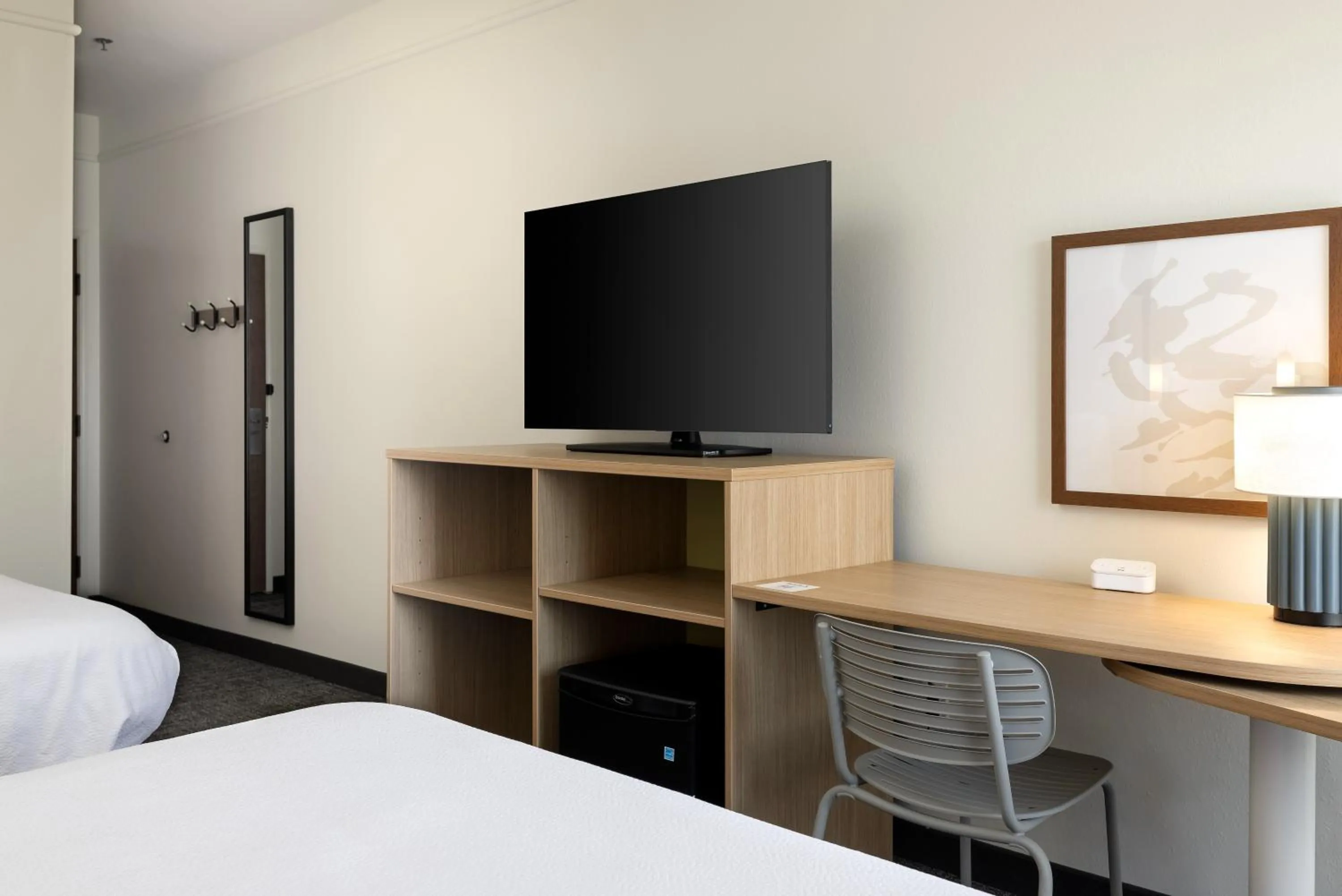 Bedroom, Bed in Spark by Hilton Savannah Airport