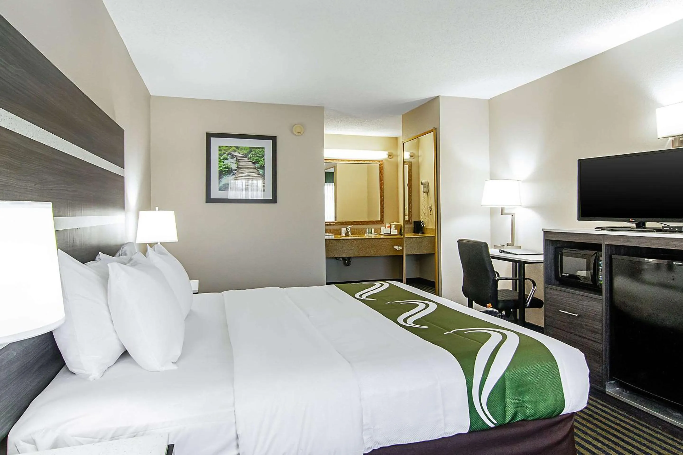 Photo of the whole room, Bed in Quality Inn Savannah I-95