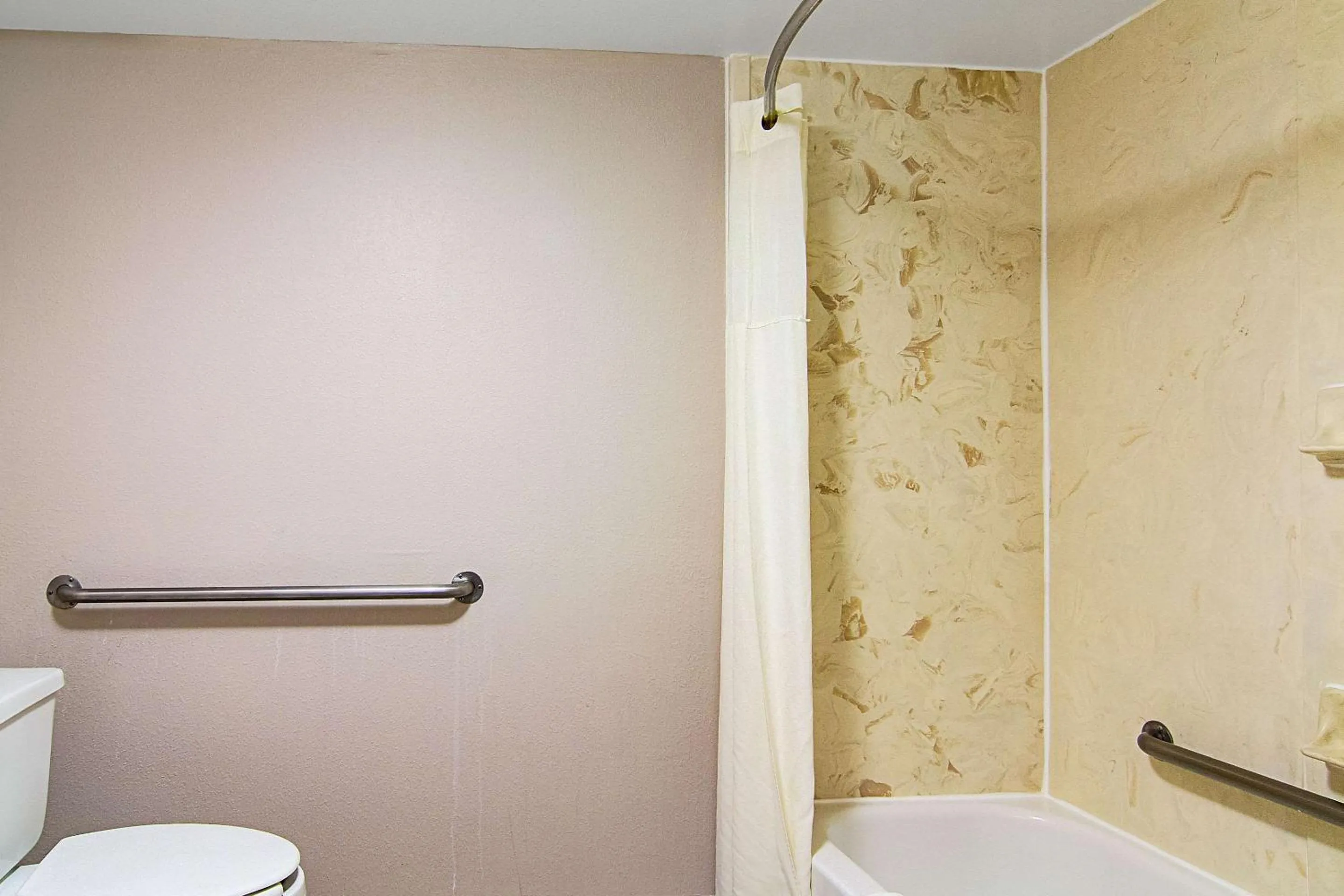 Bathroom in Quality Inn Savannah I-95