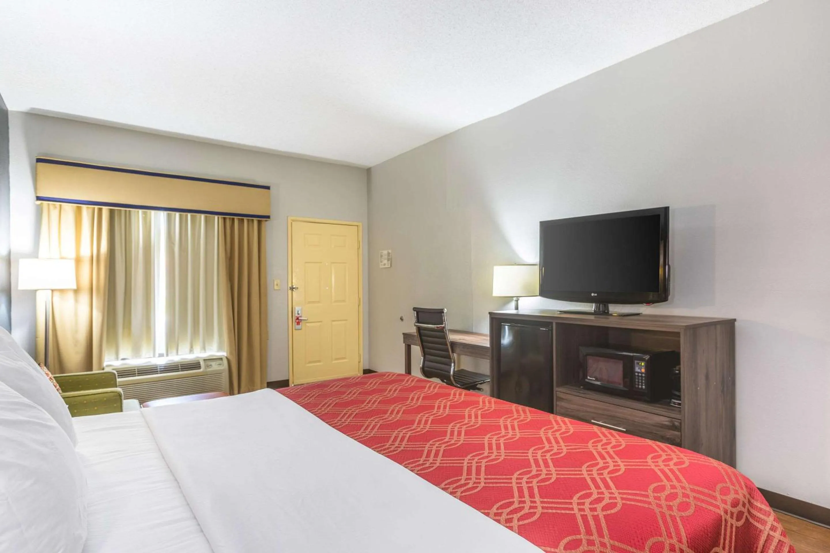 Photo of the whole room, Bed in Royal Palms Inn