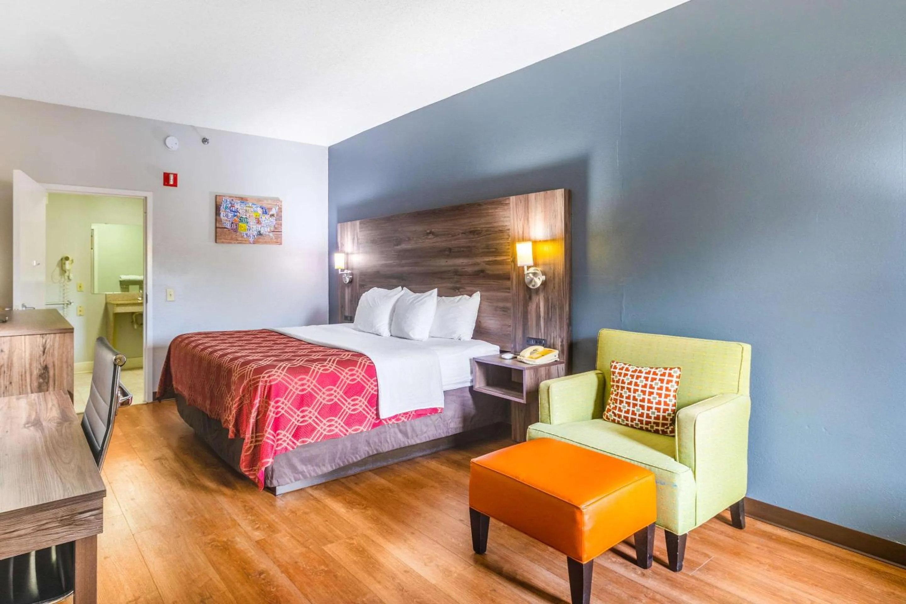 Photo of the whole room, Bed in Royal Palms Inn