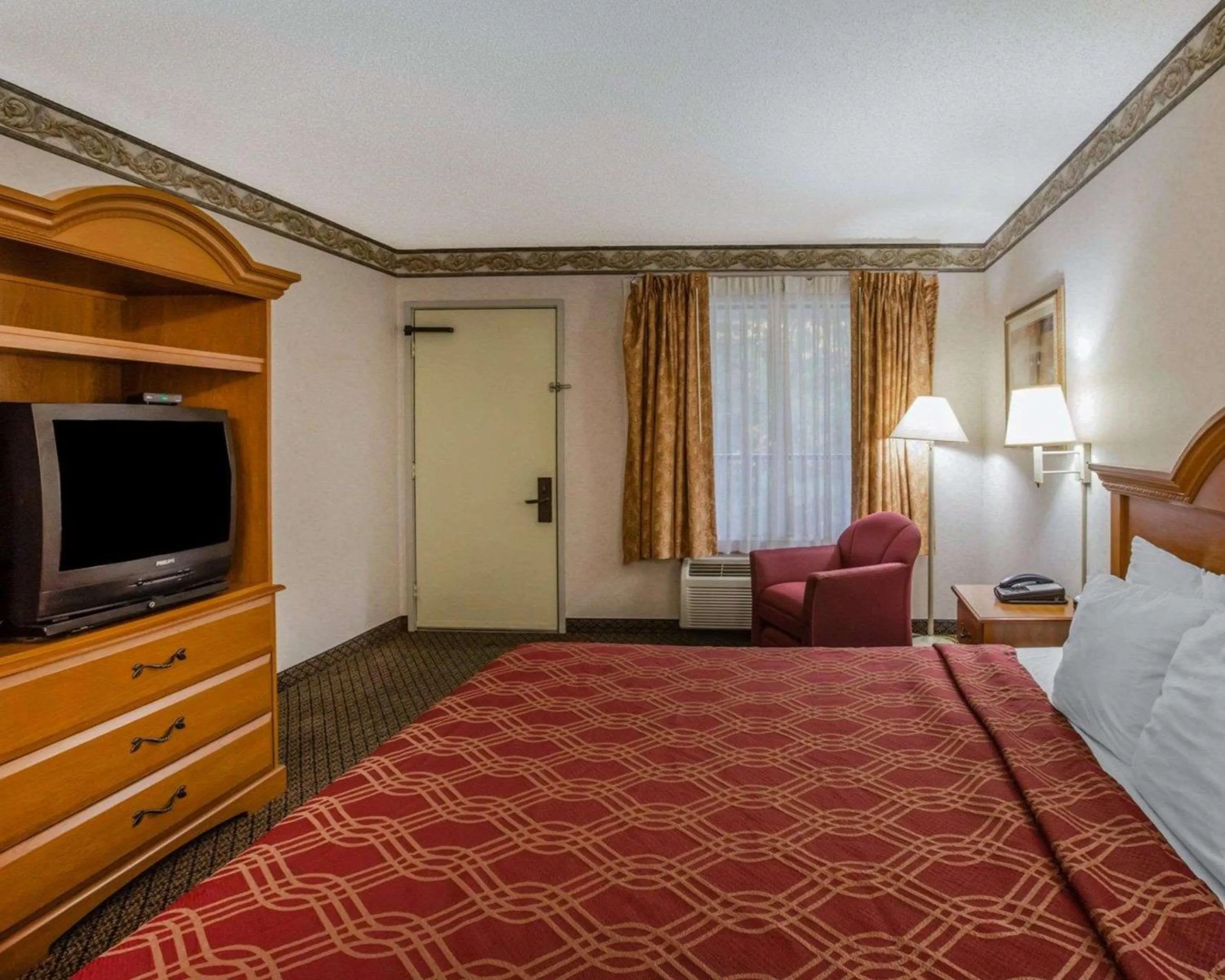 Photo of the whole room, Bed in Econo Lodge Villa Rica