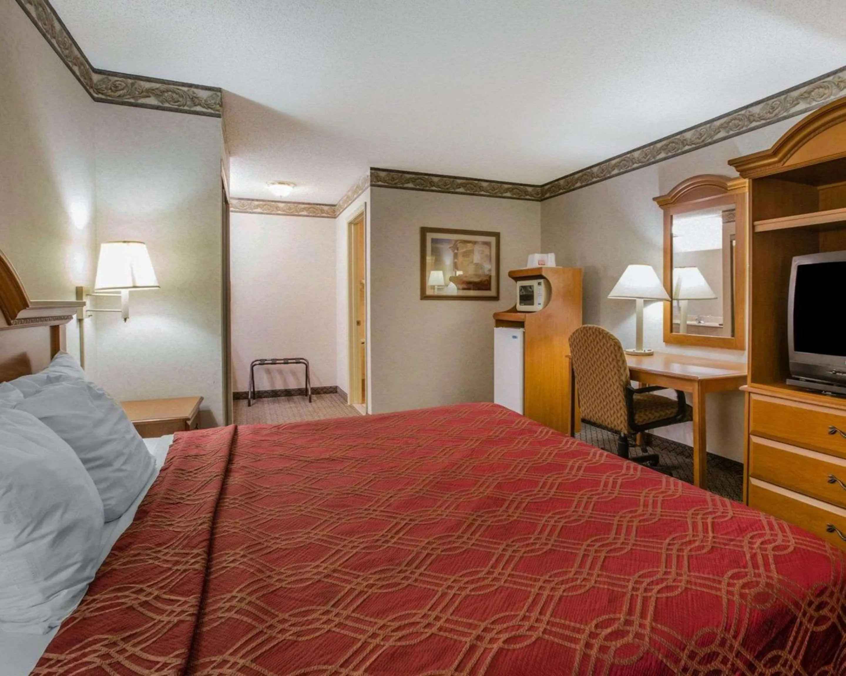 Photo of the whole room, Bed in Econo Lodge Villa Rica