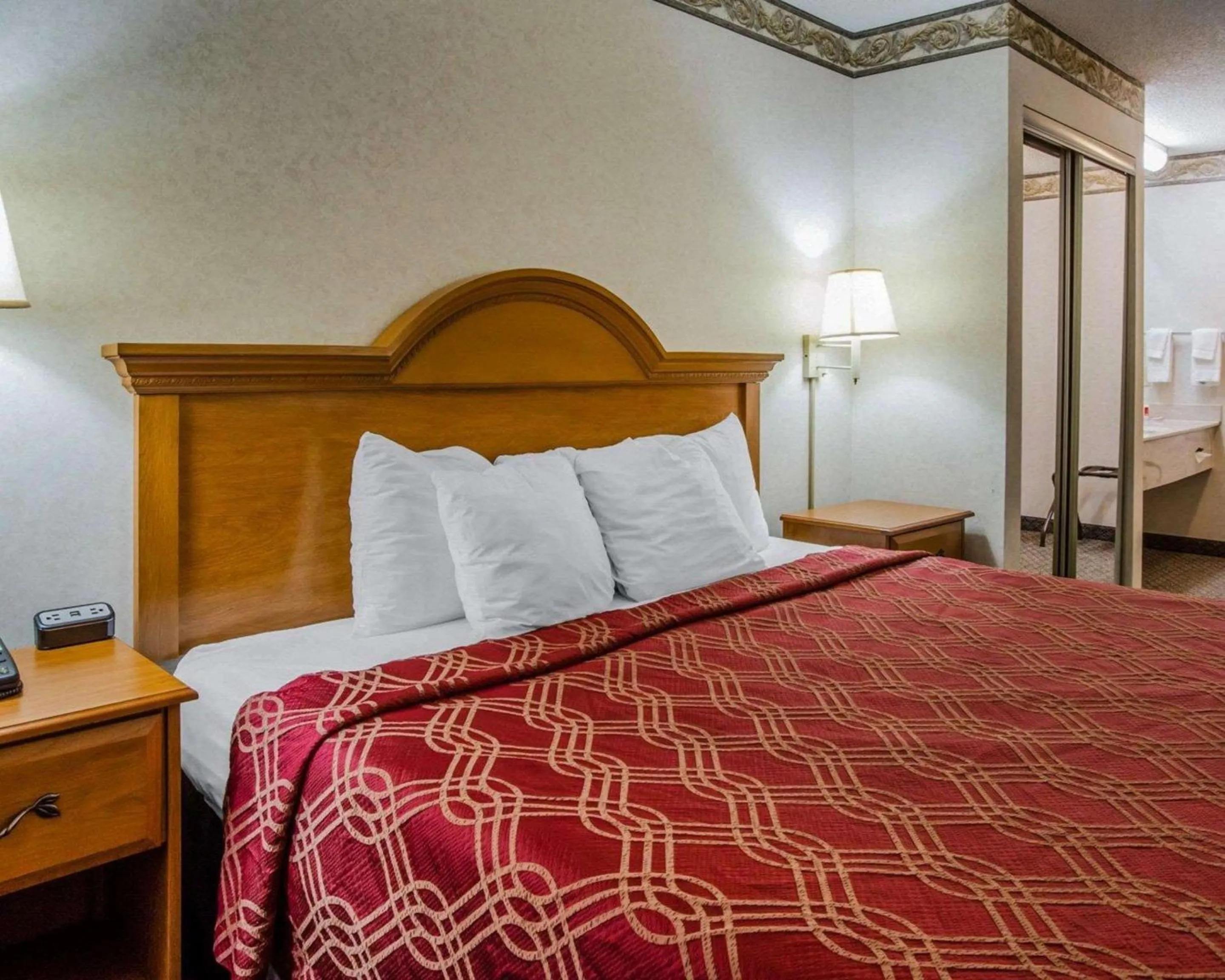 Photo of the whole room, Bed in Econo Lodge Villa Rica