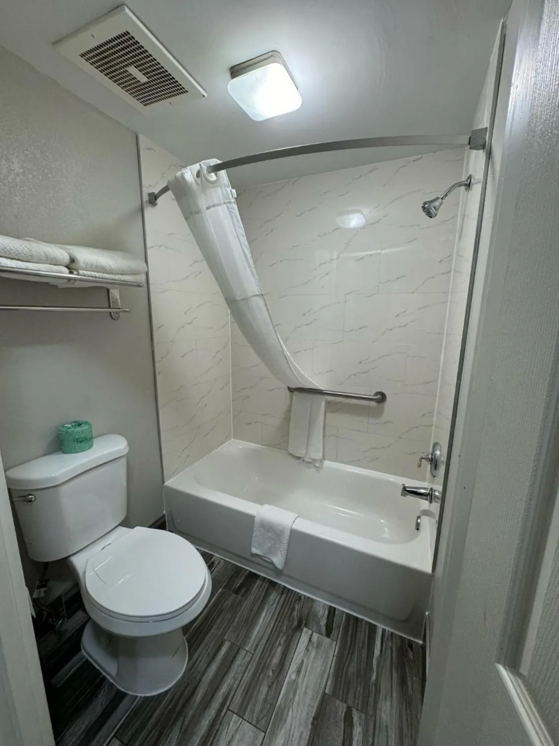 Shower in Quality Inn Newnan - Atlanta South