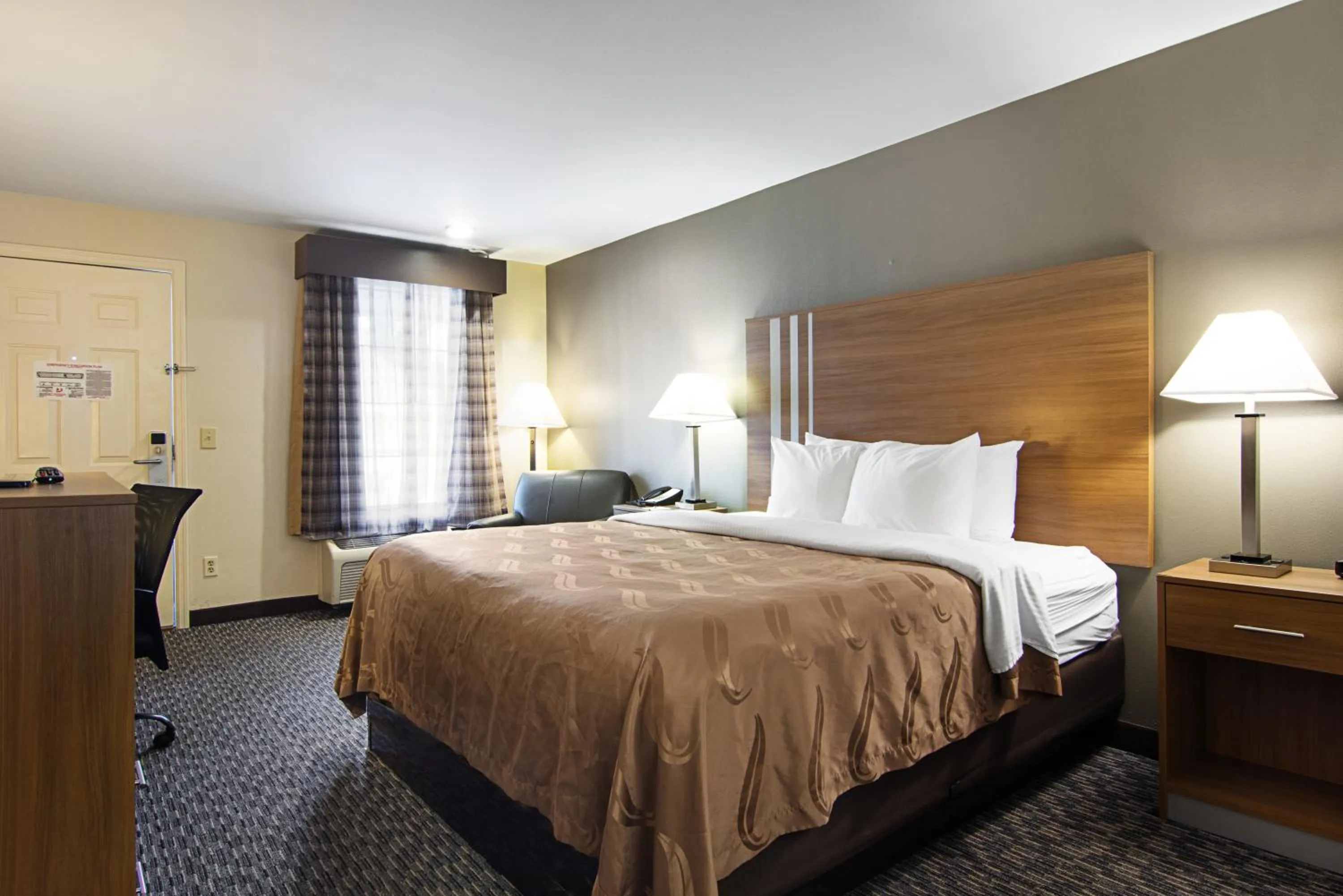 Photo of the whole room, Bed in Quality Inn Lagrange East I-85