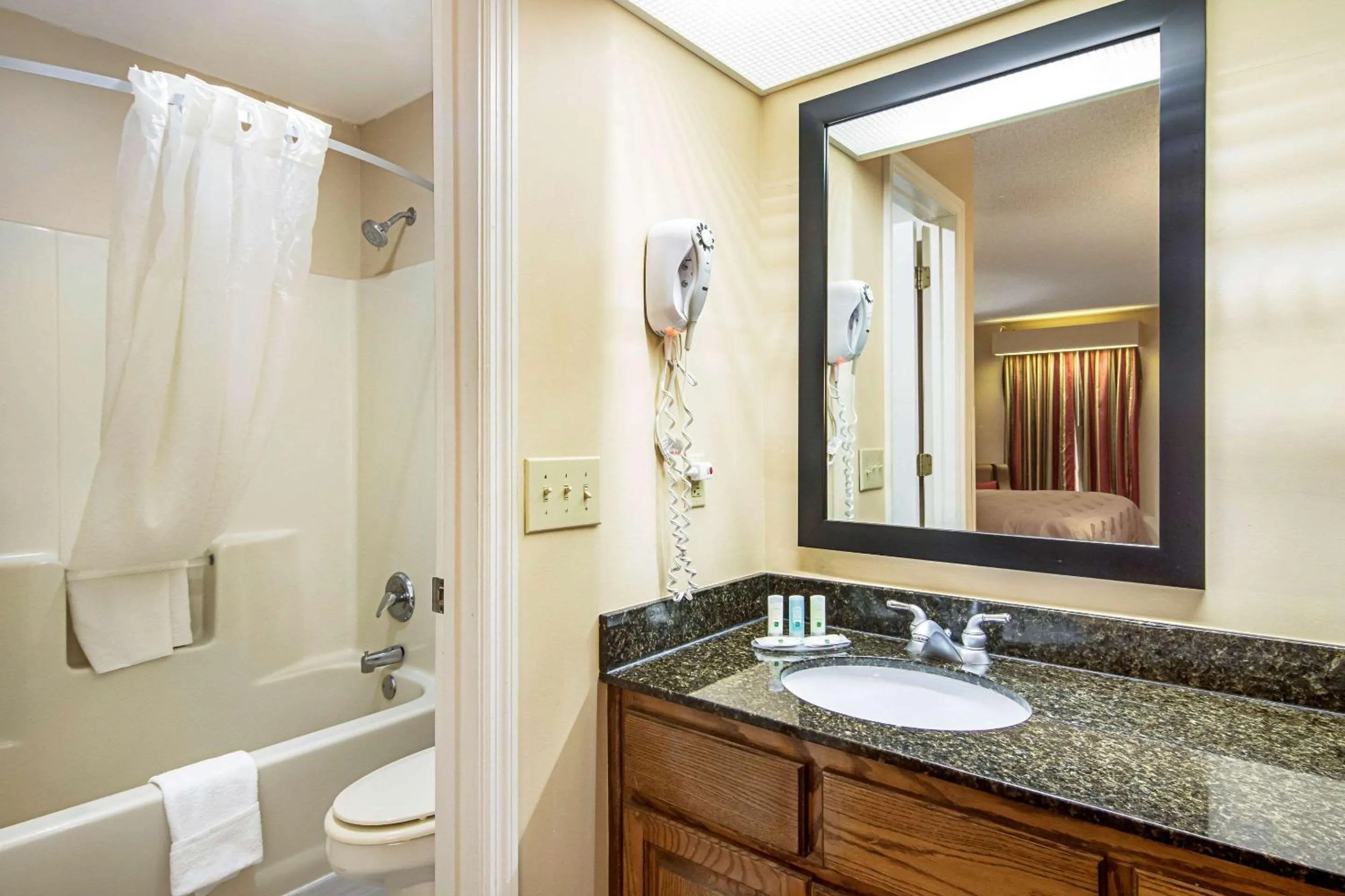 Bathroom in Quality Inn Thomaston