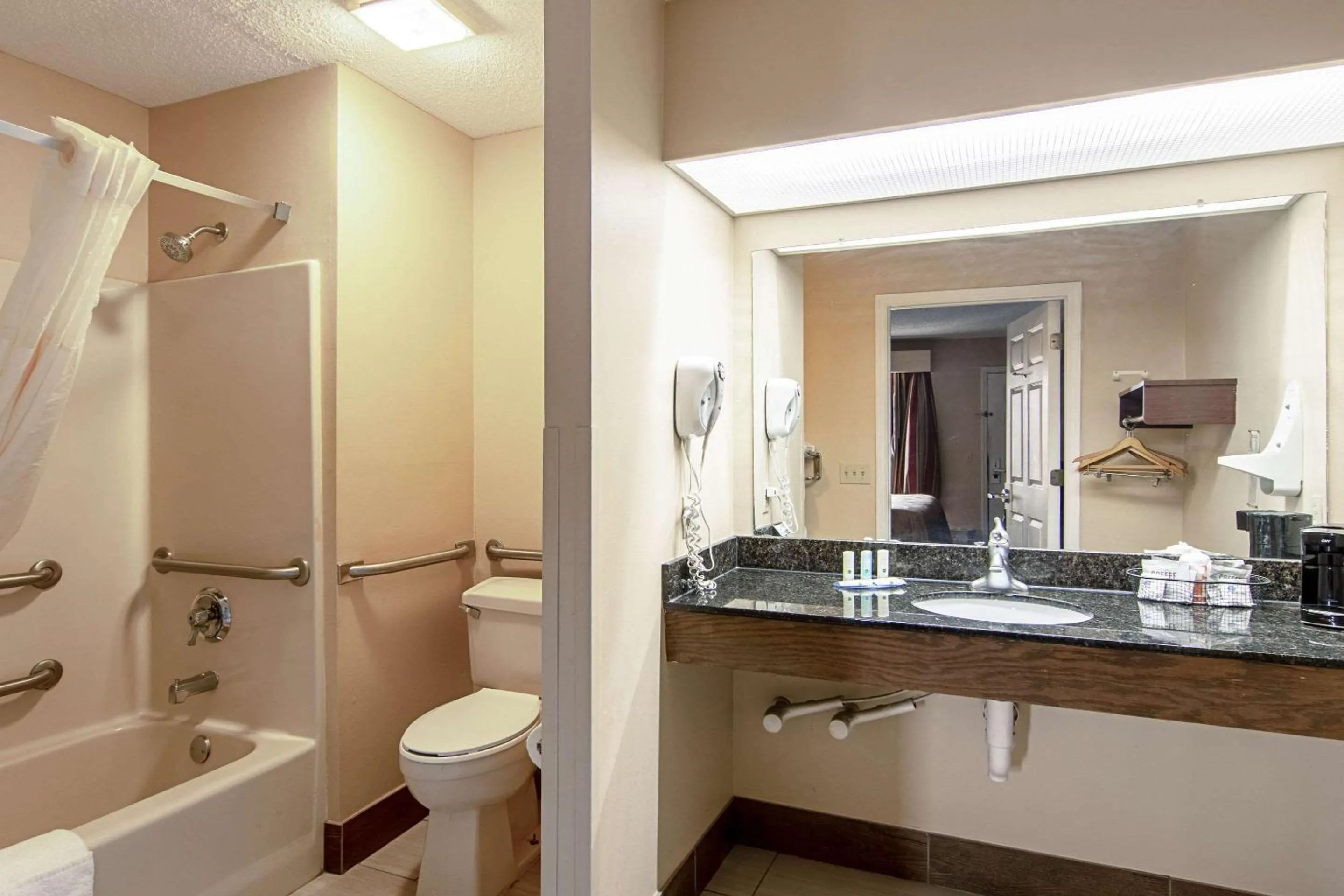 Bathroom in Quality Inn Thomaston