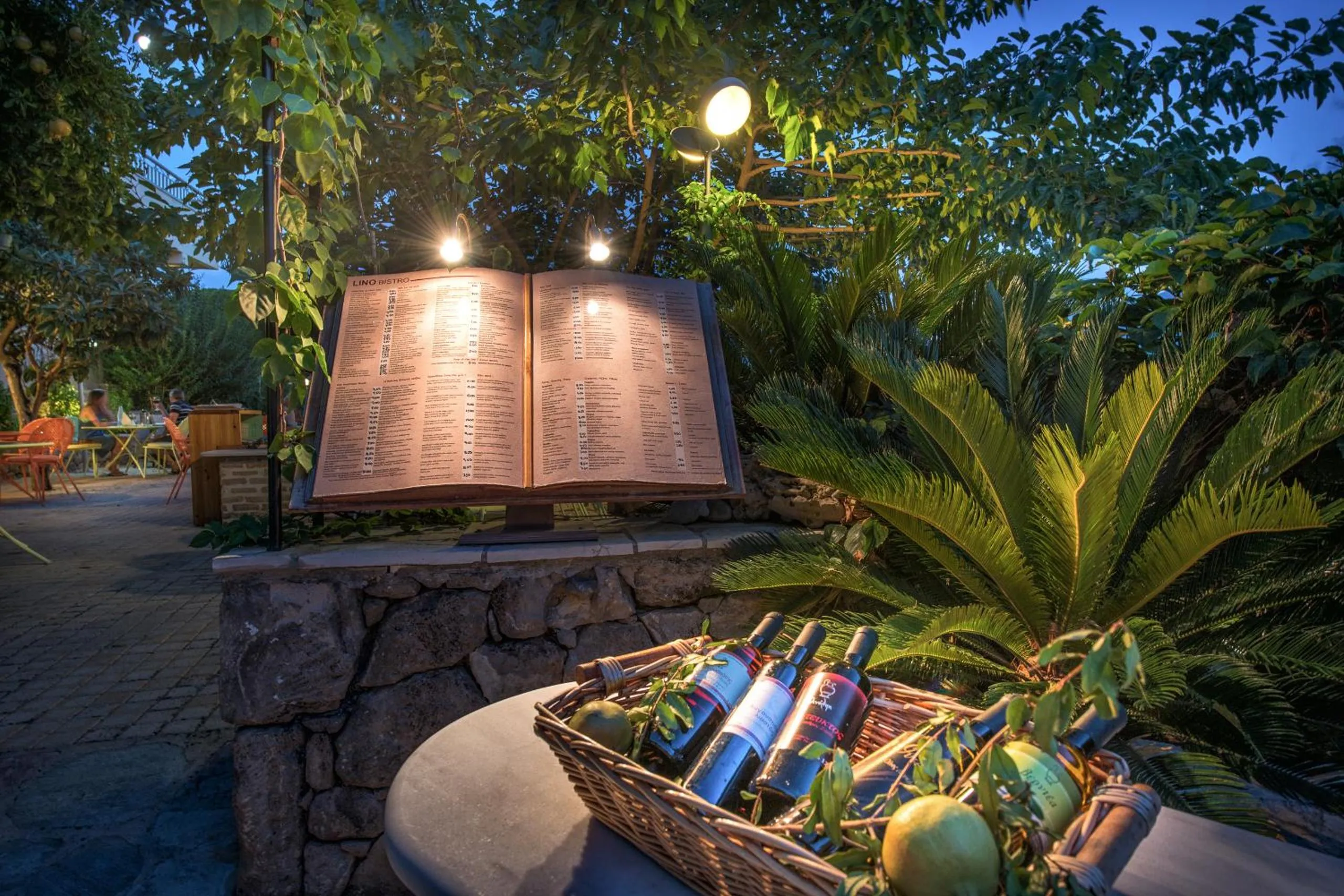 Restaurant/places to eat in Koukounaria Hotel & Suites