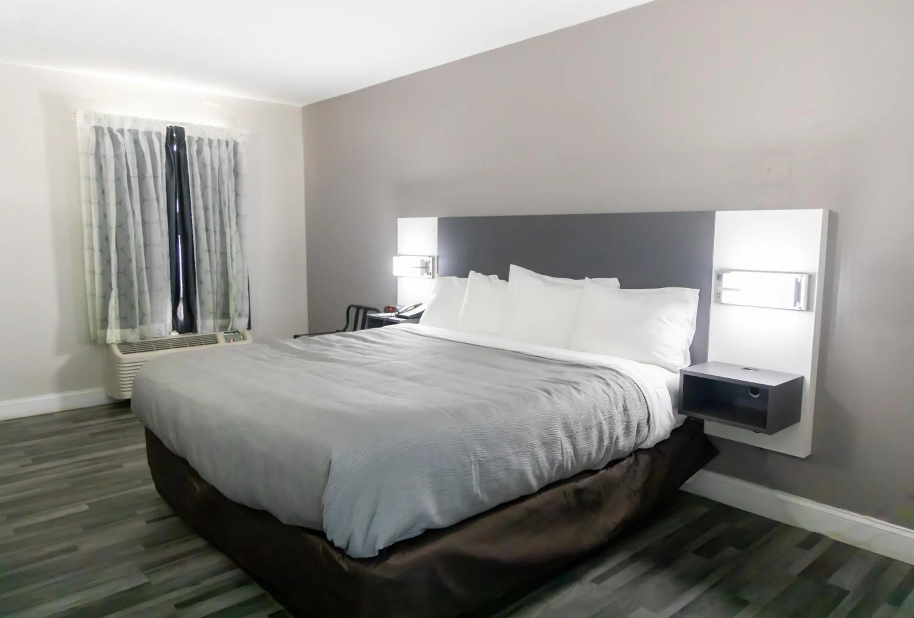 Bed in Quality Inn Carrollton Medical Center