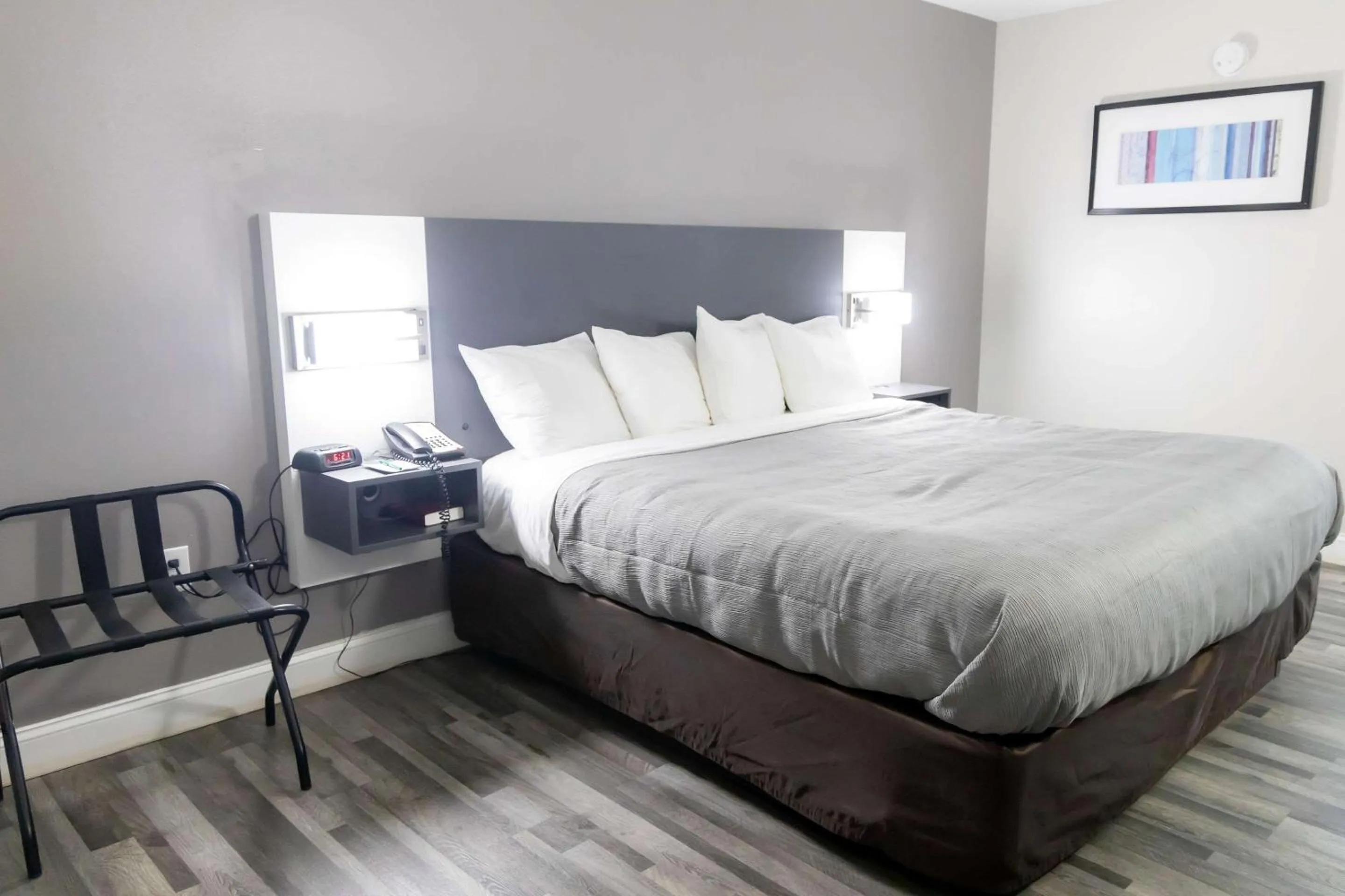 Bedroom, Bed in Quality Inn Carrollton Medical Center