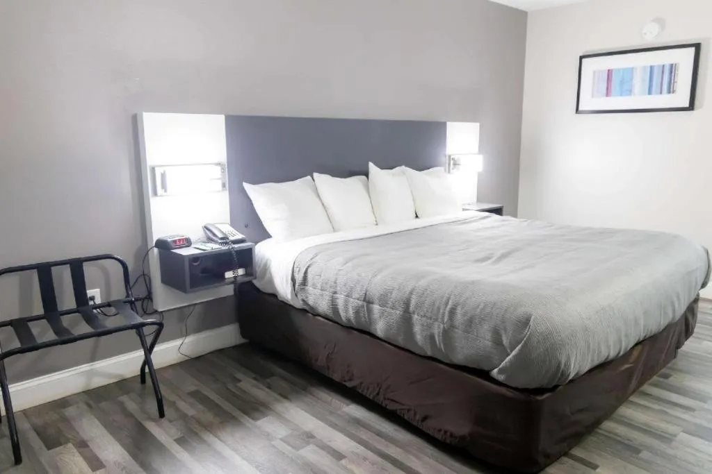 Bedroom, Bed in Quality Inn Carrollton Medical Center