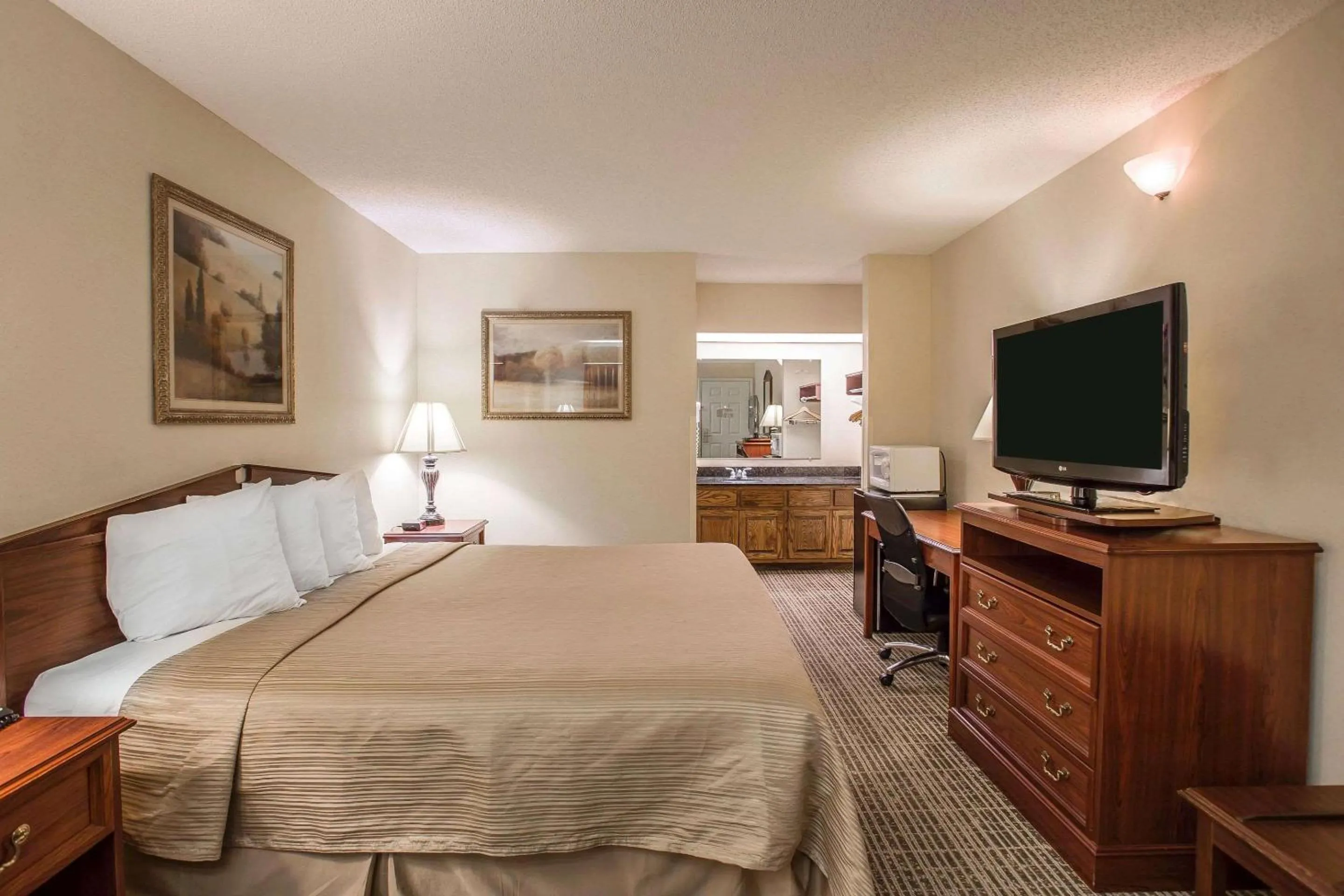 Bedroom in Quality Inn Waynesboro