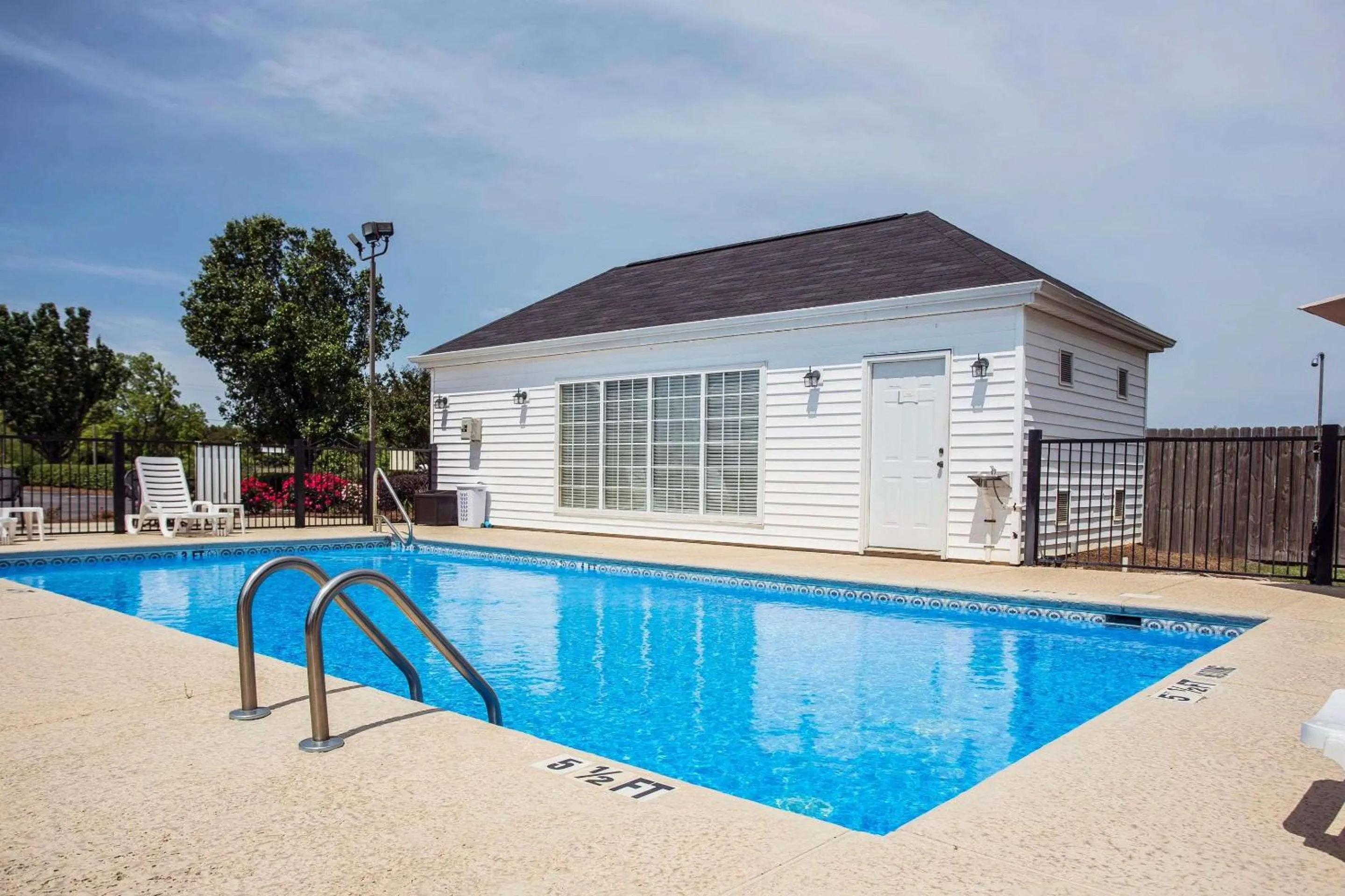 Swimming pool in Quality Inn Waynesboro