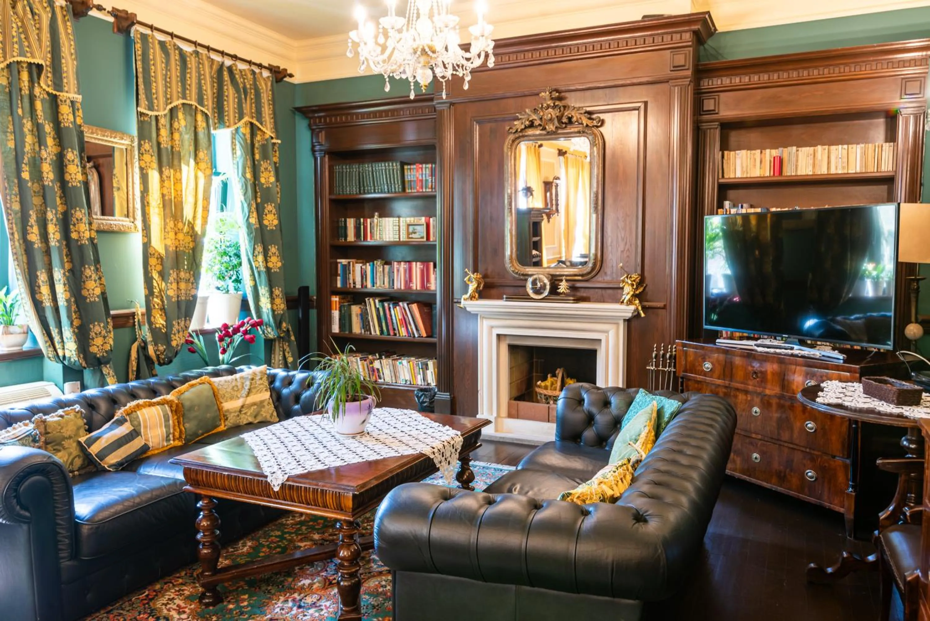 Communal lounge/ TV room in Casa del Sole Boutique Hotel Timisoara