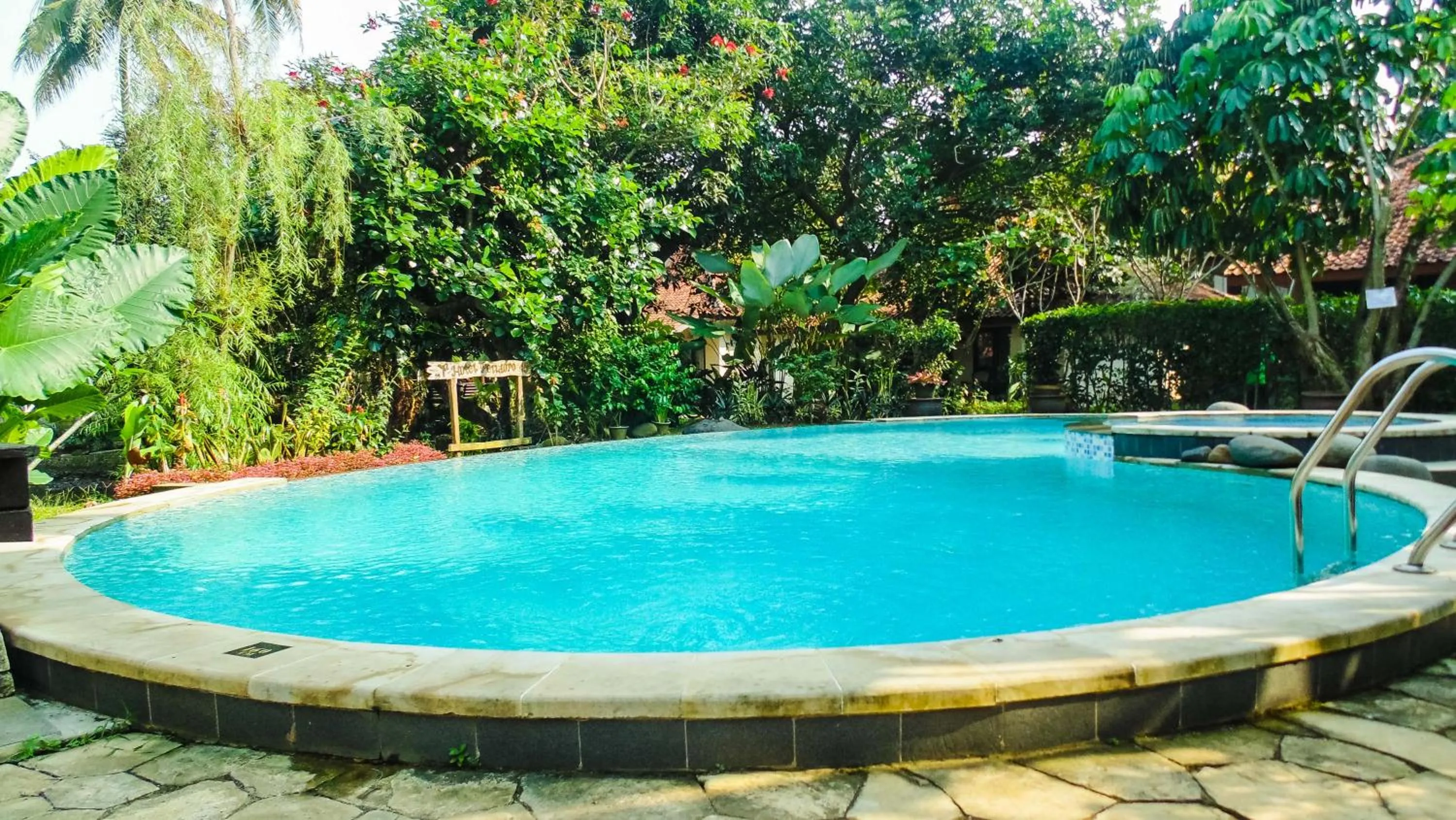 Swimming pool in Pendopo 45 Resort