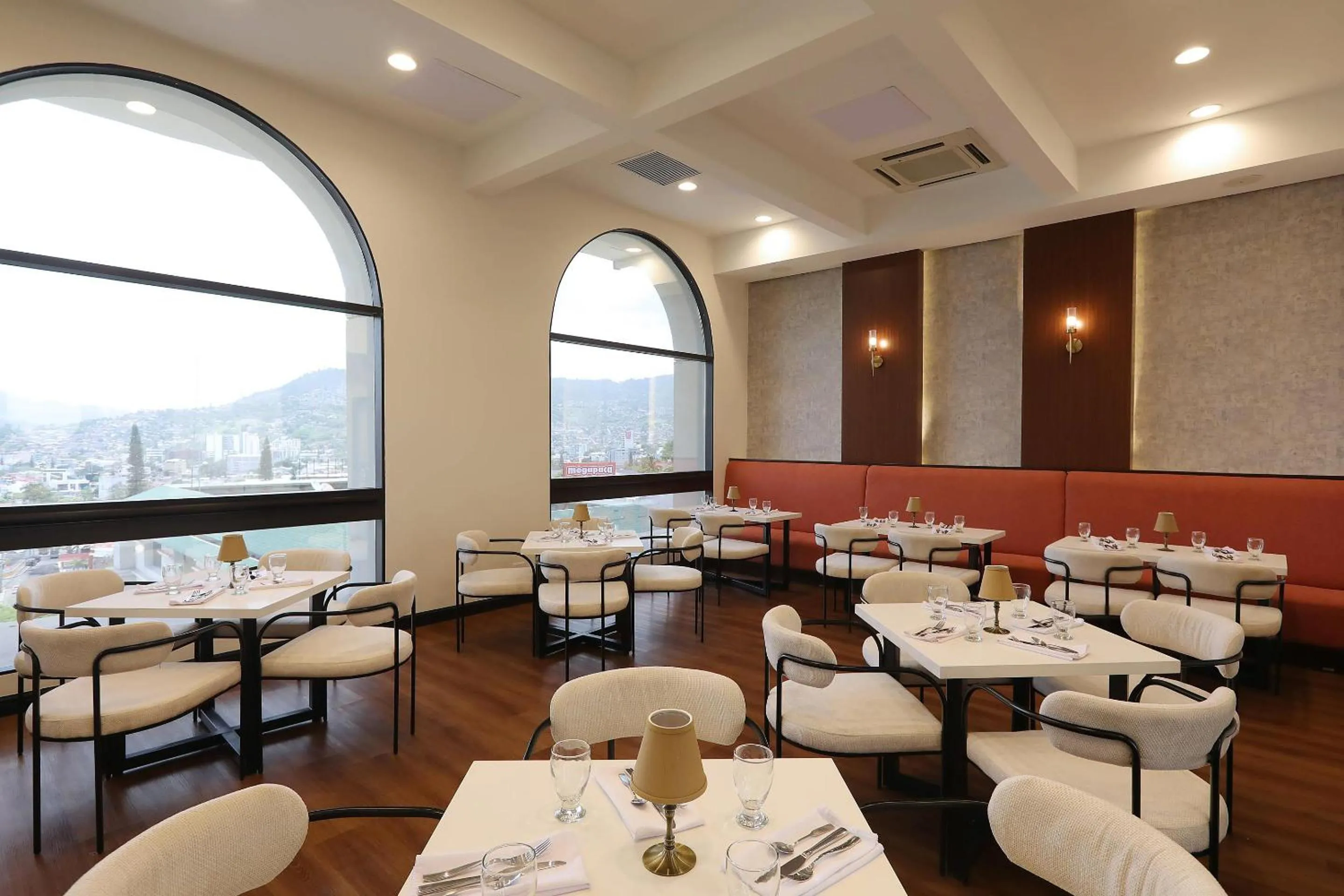 Lounge or bar in Clarion Hotel Real Tegucigalpa