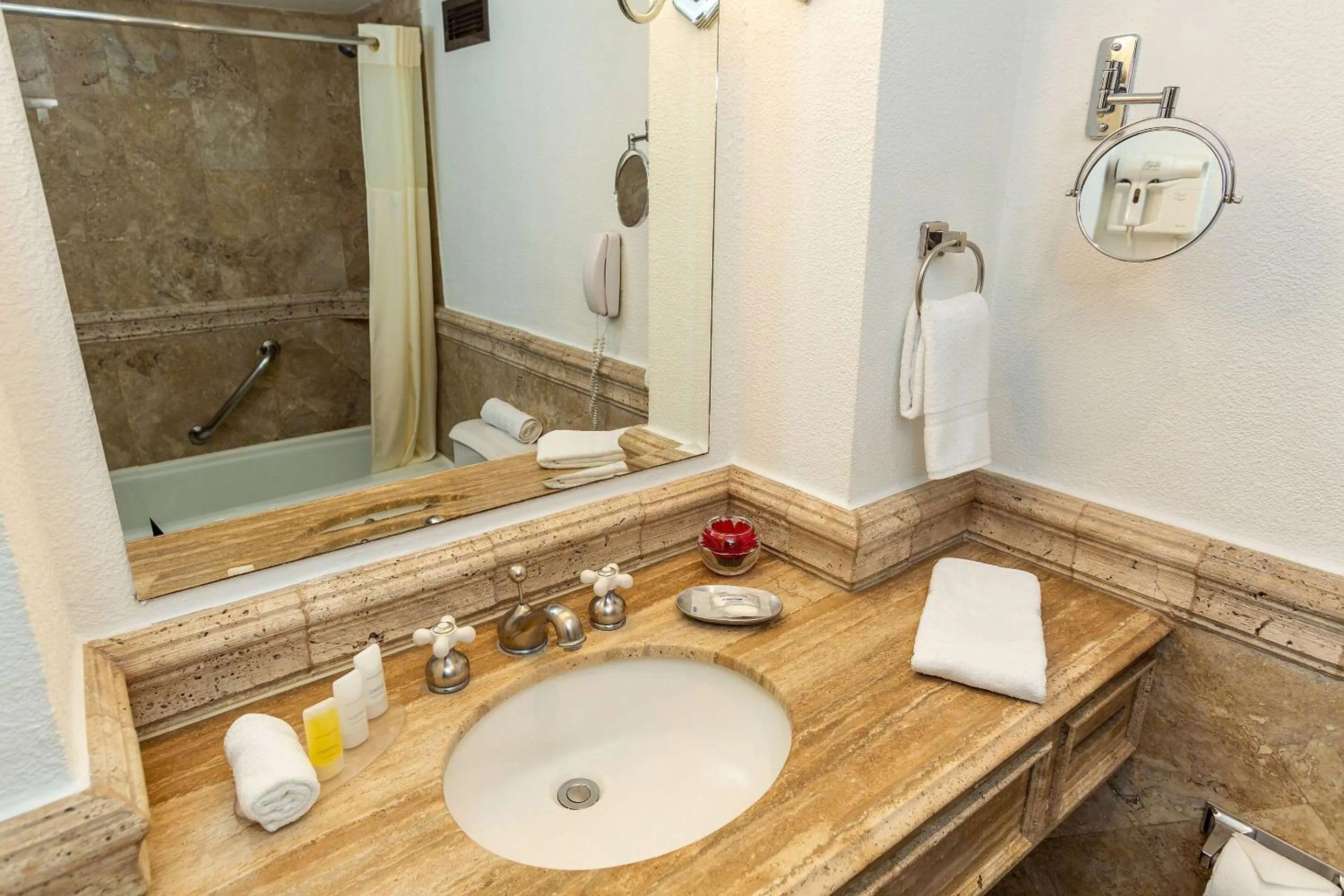 Shower in Clarion Hotel Real Tegucigalpa